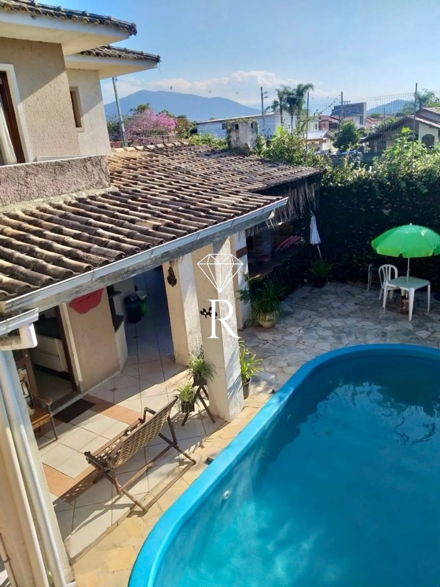 Casa de 6 dormitorios con balcón y parrilla — photo 24