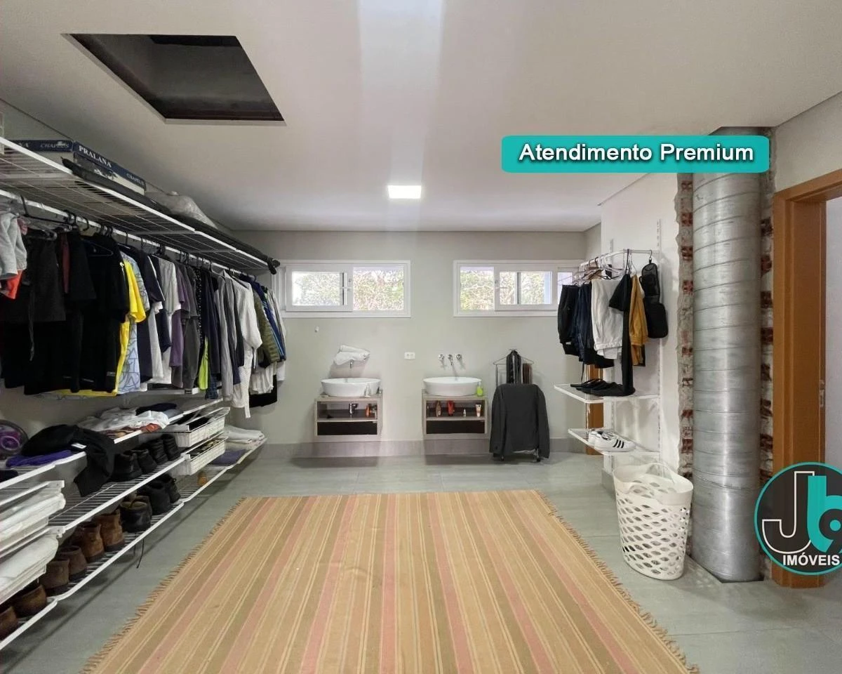 389 m² house with 4 bedrooms and an open-plan kitchen — photo 16