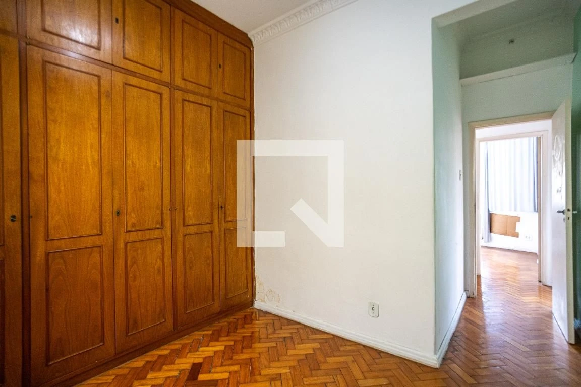 Wood or laminate floors in a 3-bedroom apartment, 85 m² — photo 21