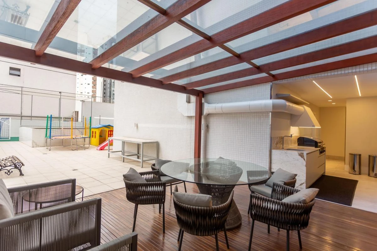 Glass-enclosed balcony in a 3-bedroom apartment, 297 m² — photo 29