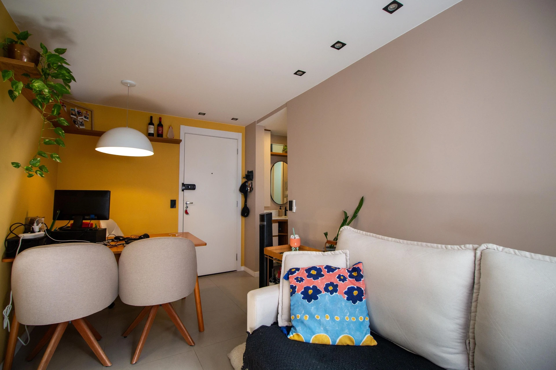 One-bedroom apartment in a building with a gym — photo 13