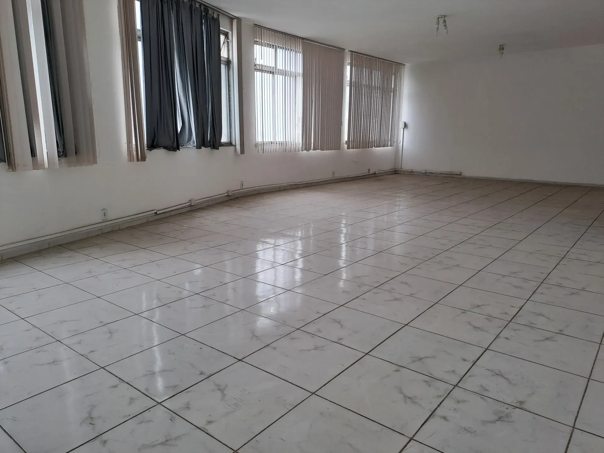 Unfurnished apartment with 300 m² on the 11th floor — photo 3
