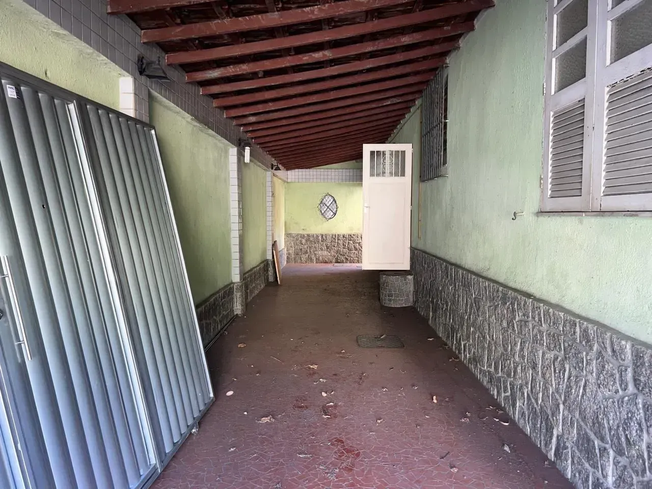 Casa com 4 quartos e cozinha fechada com armários — photo 19