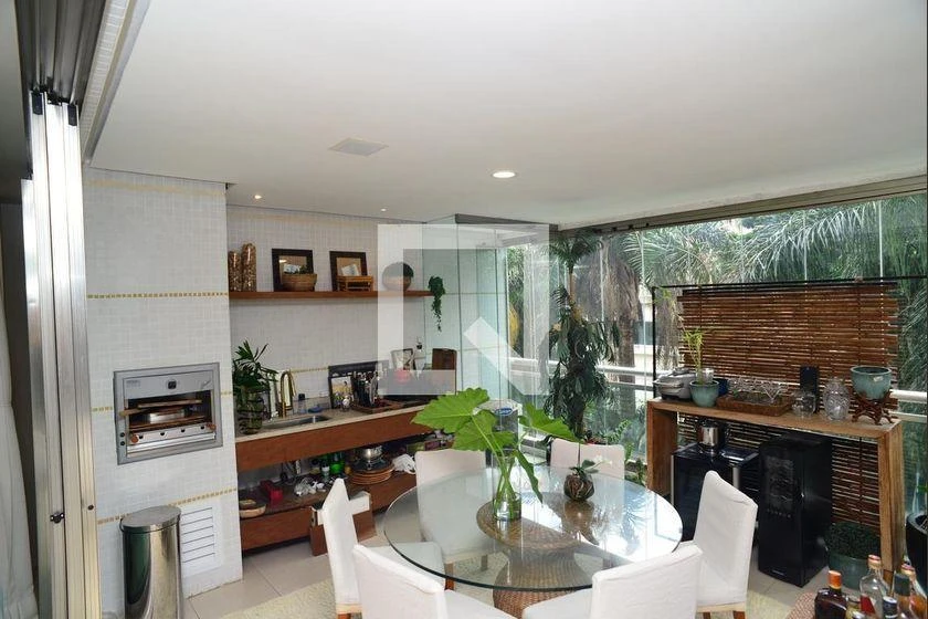 298 m² rental apartment with 4 en-suite bedrooms and balcony — photo 2