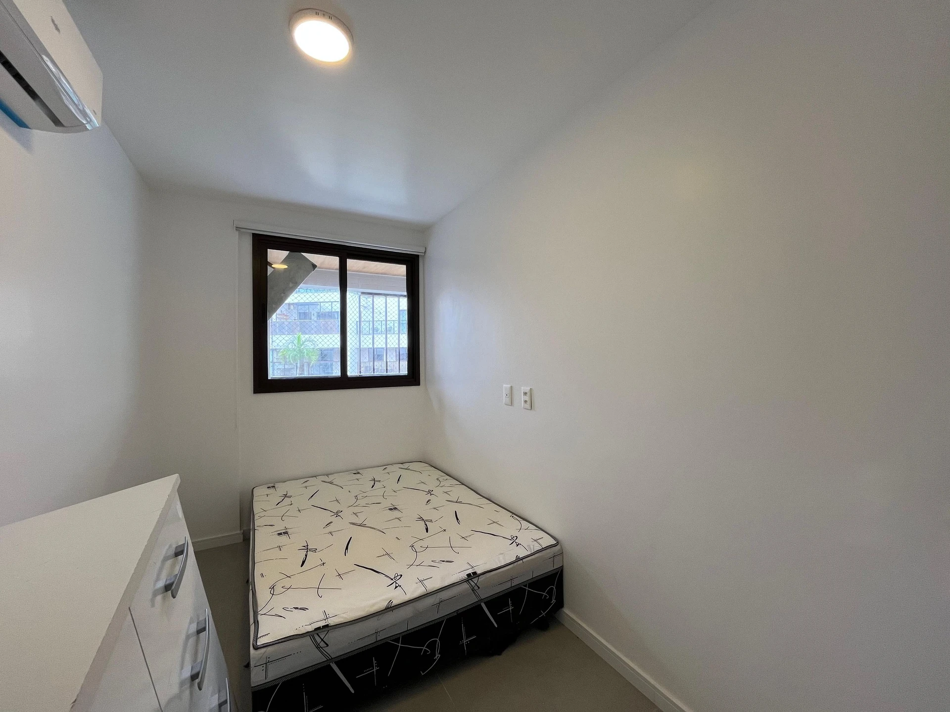 Furnished apartment, 89 m², with a glass-enclosed balcony — photo 18