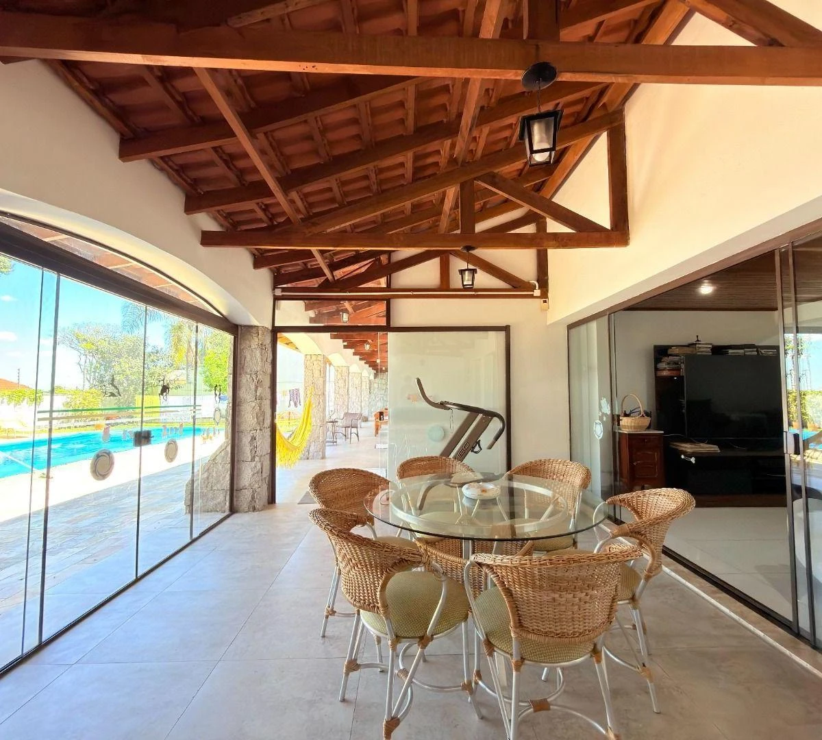 4-bedroom house with a bathtub in Curitiba — photo 4