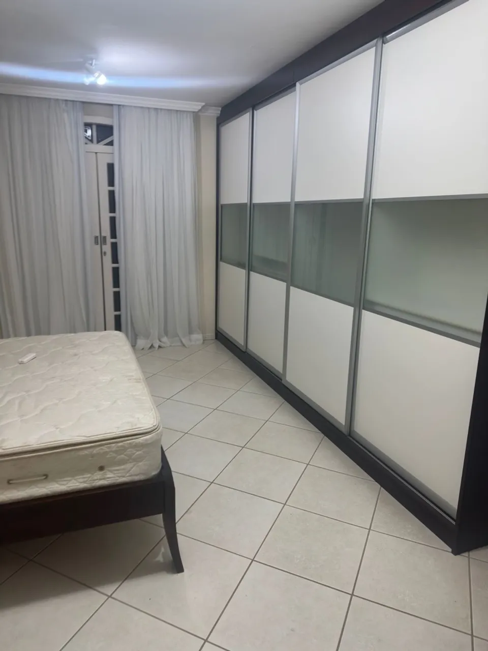 2-bedroom house with a bathtub in Florianópolis — photo 4
