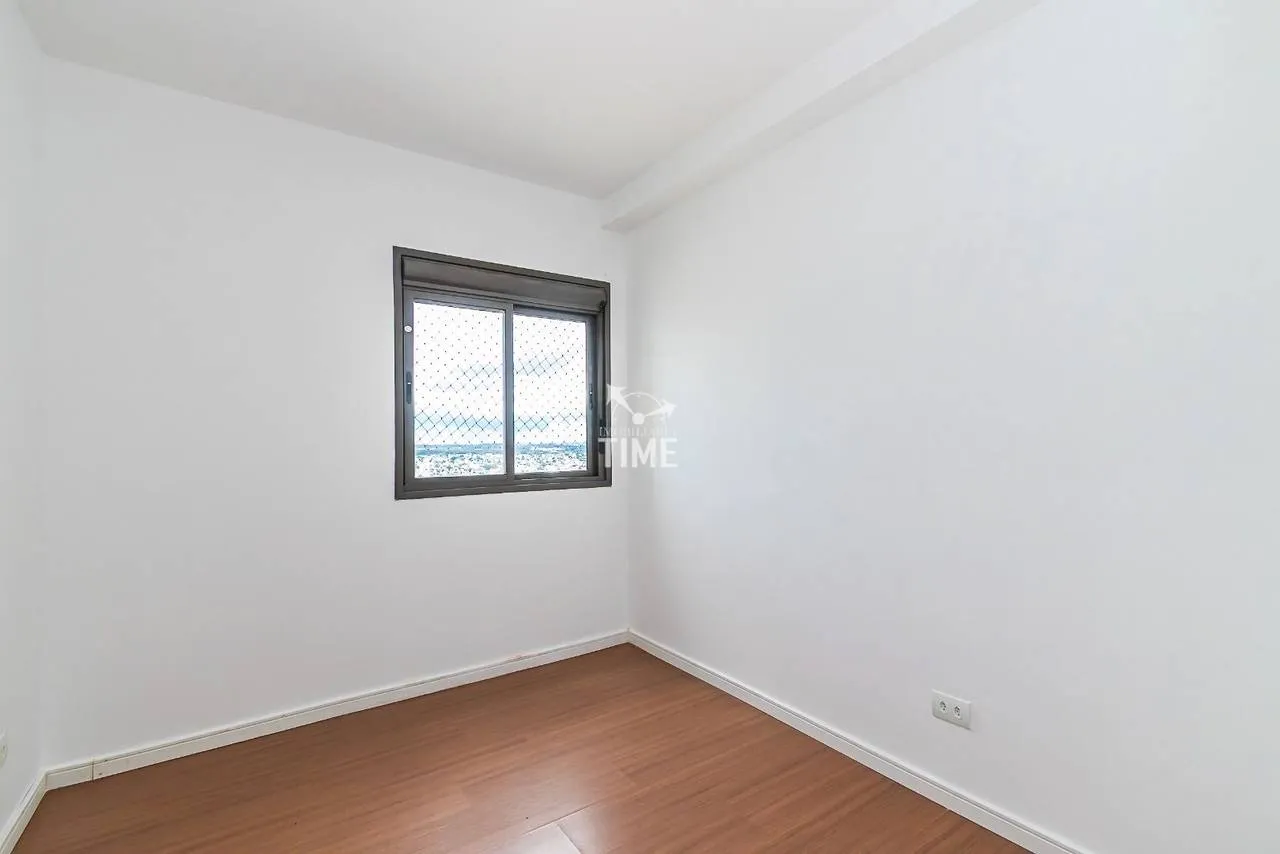 Wood or laminate floors in a 3-bedroom apartment, 78 m² — photo 27