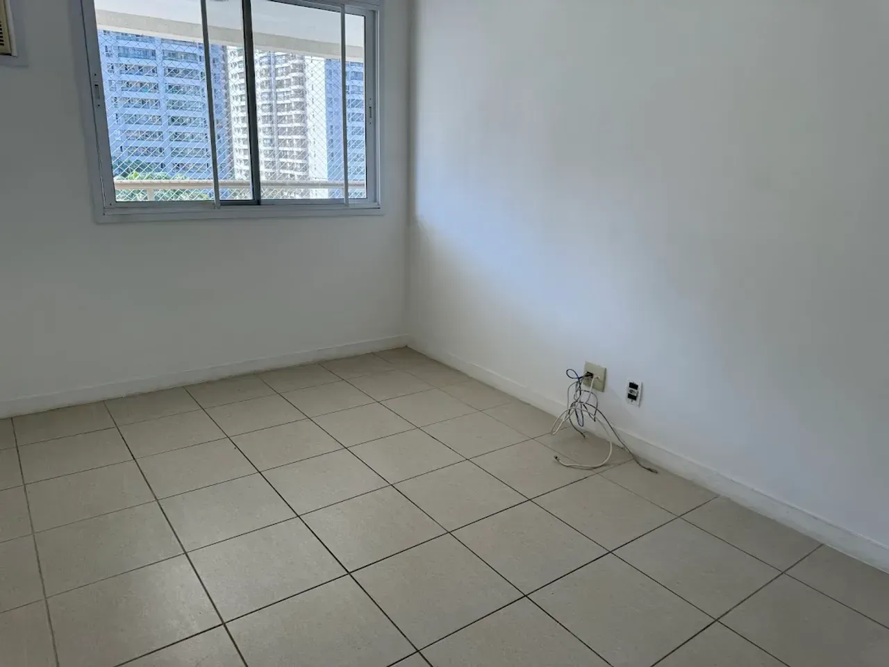 4-bedroom apartment in a building with a gym — photo 4