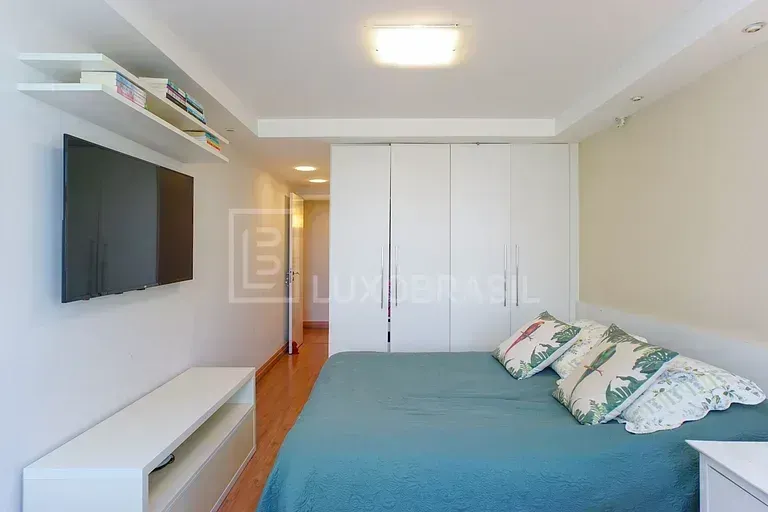 Furnished 4-bedroom apartment with 245 m² — photo 12