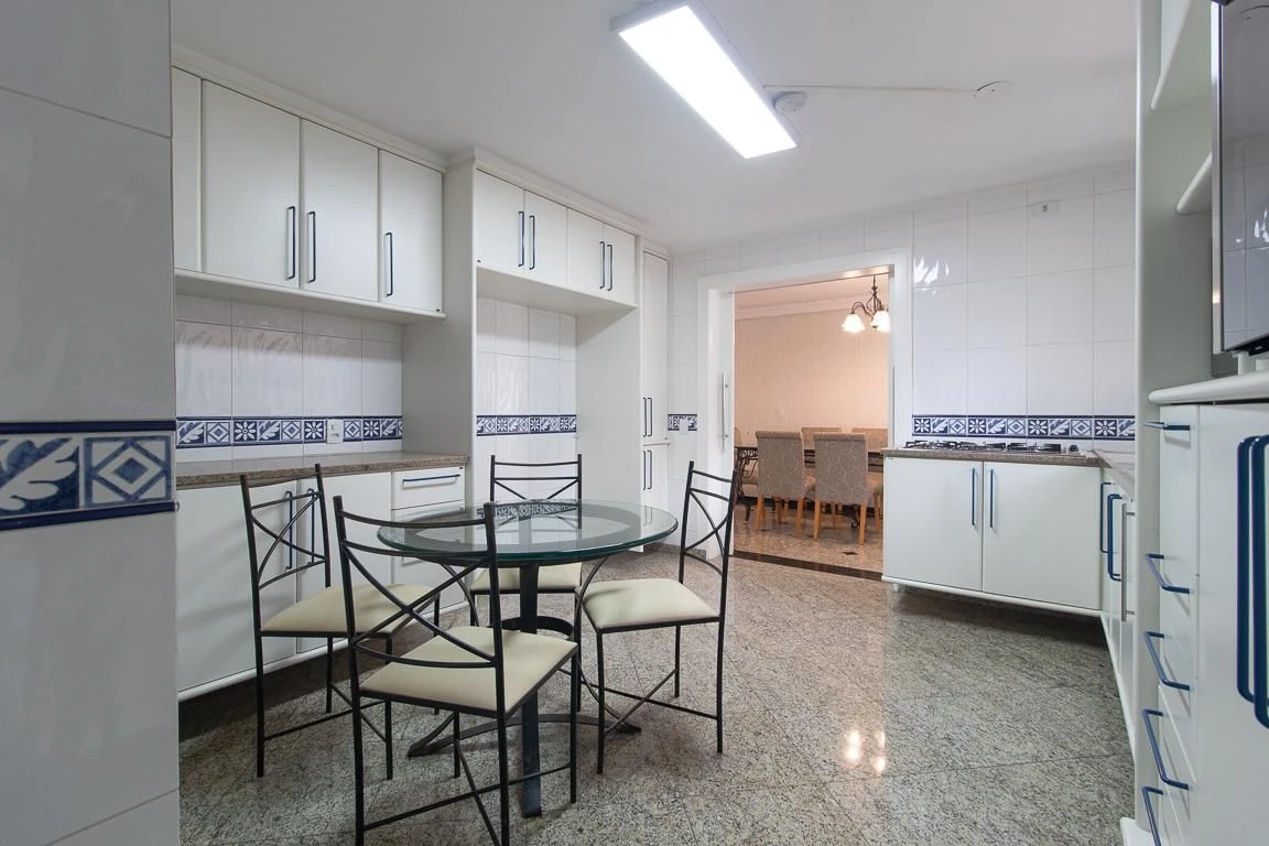 3-bedroom apartment with a bathtub in Curitiba — photo 31