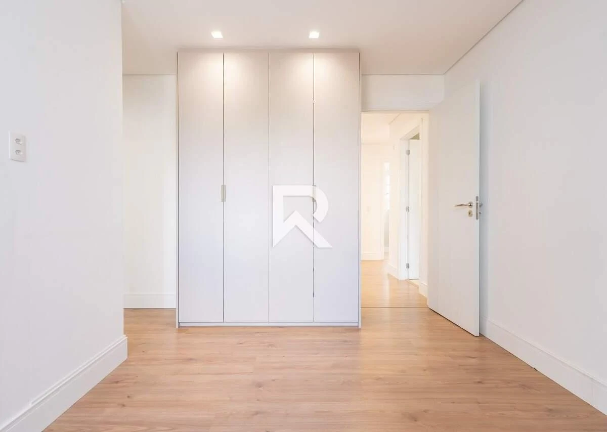 255 m² apartment with a bathtub and a walk-in closet — photo 34