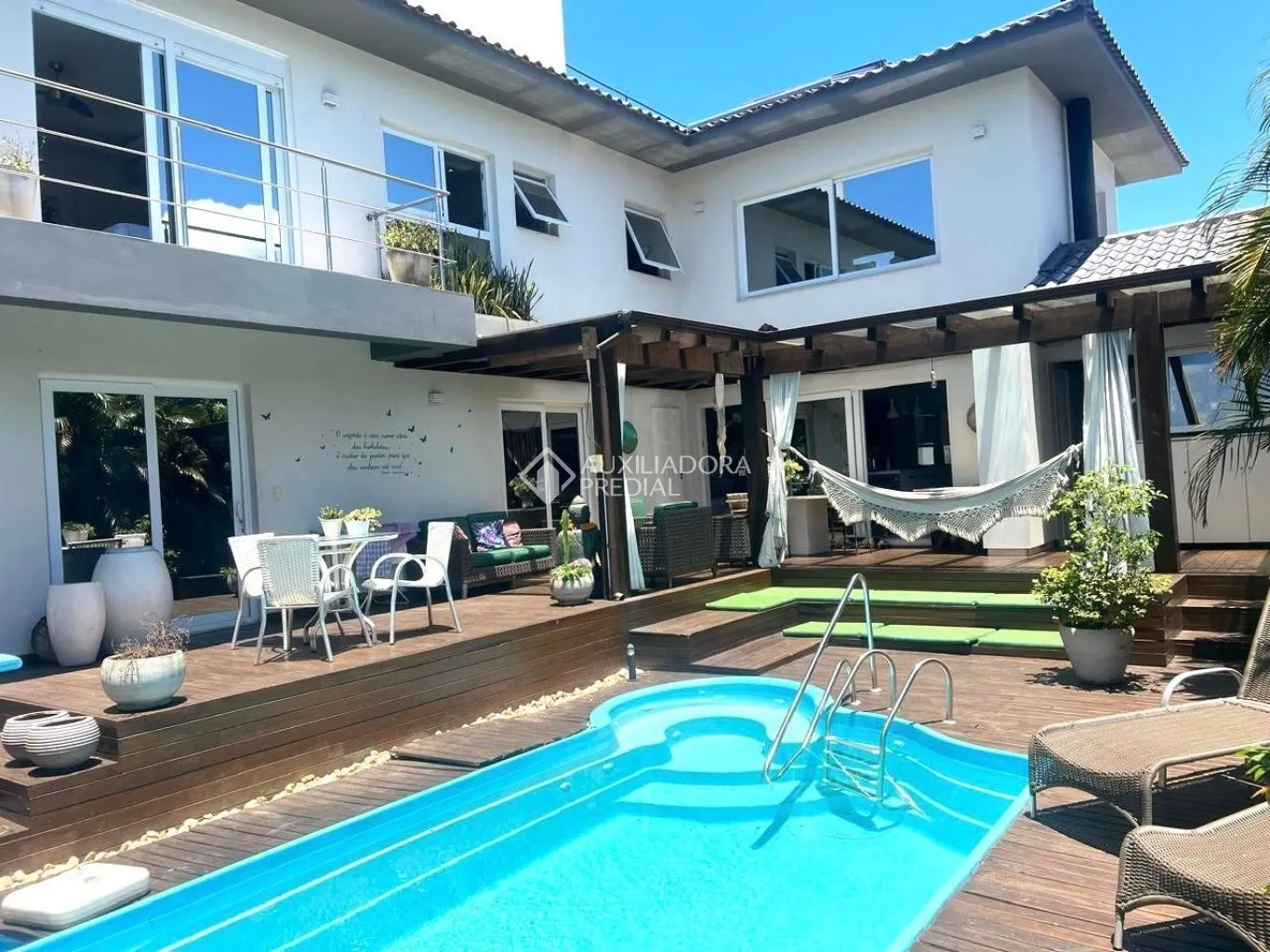 Casa em condomínio com 4 dormitórios e 340 m²