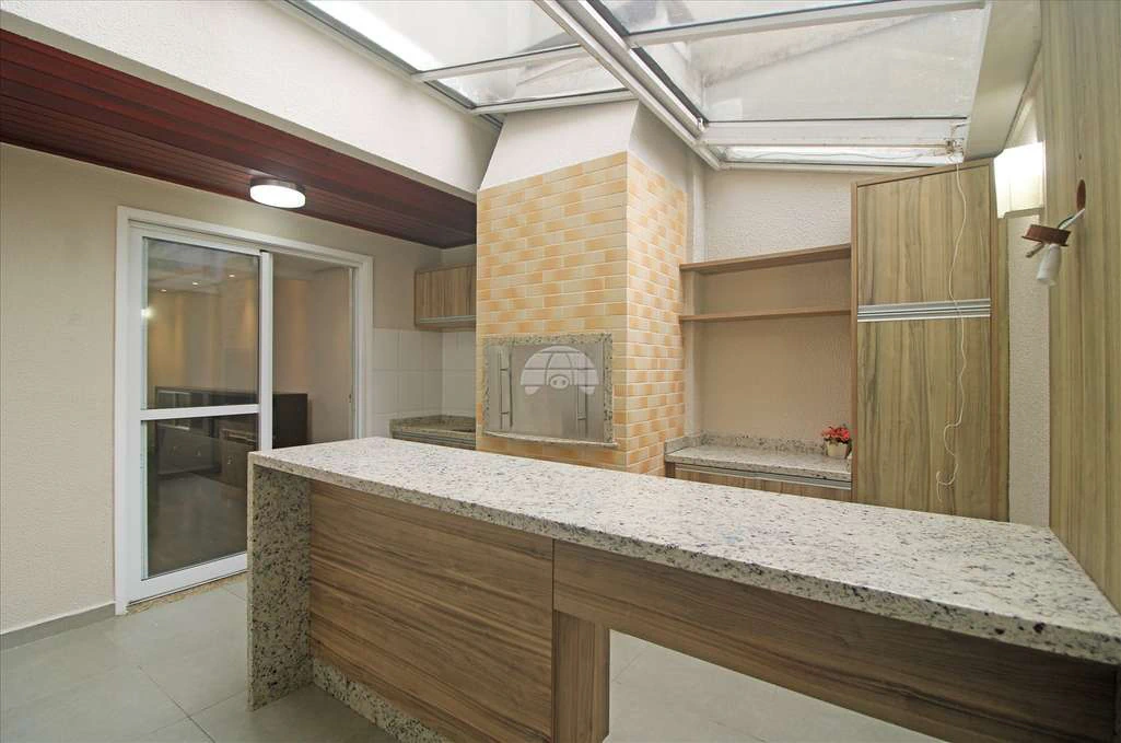 4-bedroom house with a closed kitchen and gas stove