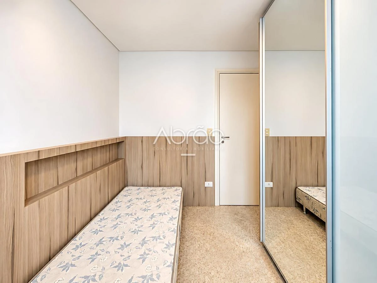 Furnished apartment, 192 m², with a glass-enclosed balcony — photo 28