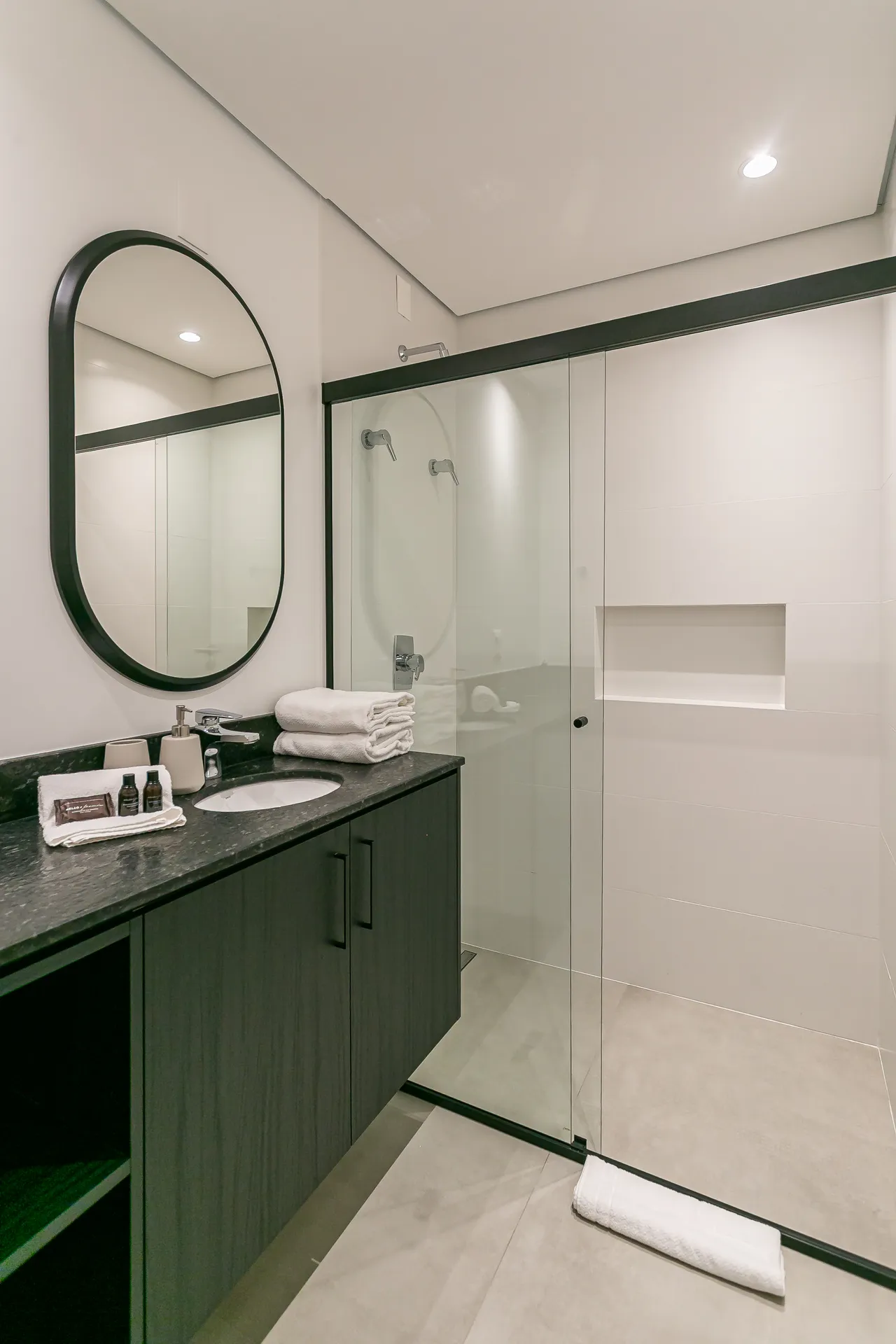59 m² furnished studio with an integrated open-plan kitchen — photo 10