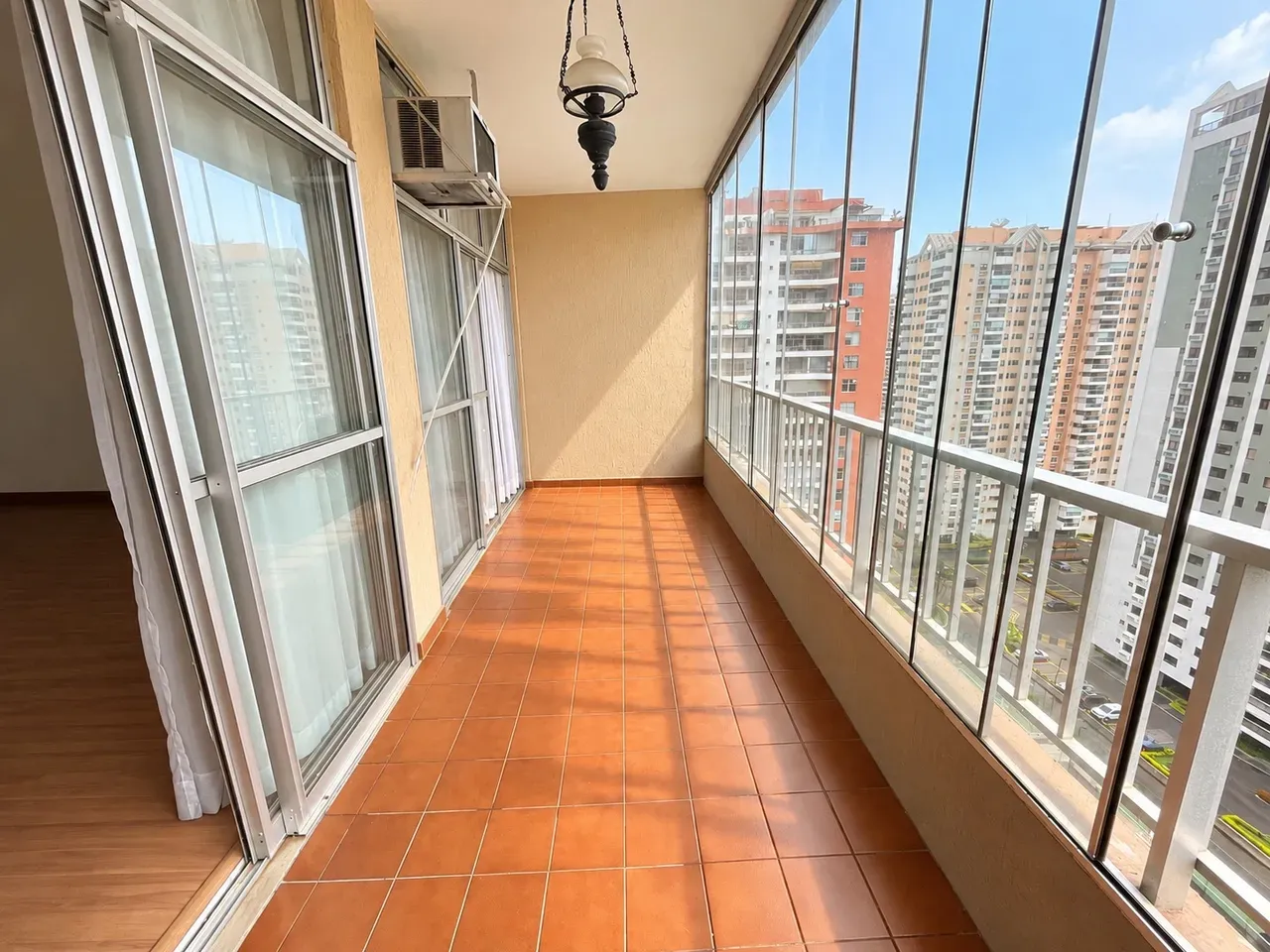 Apartamento mobiliado de 1 quarto em condomínio com sauna