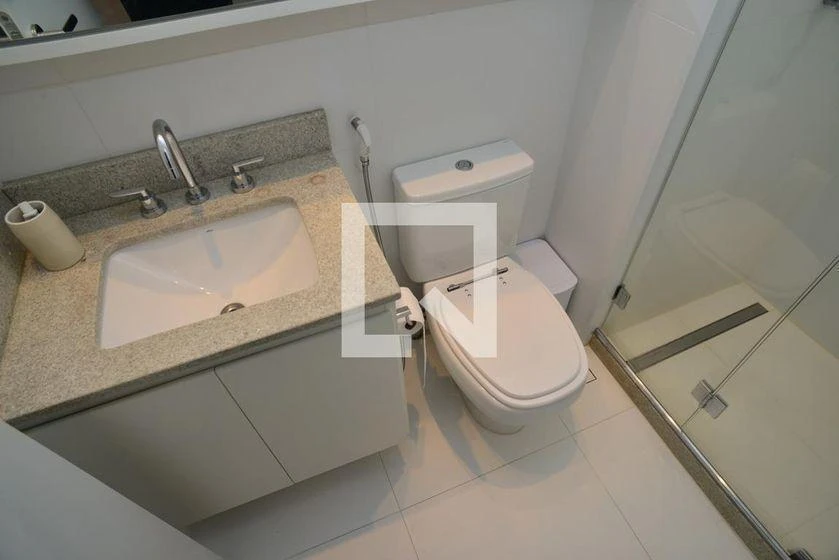 Glass-enclosed balcony in a 3-bedroom apartment, 103 m² — photo 35