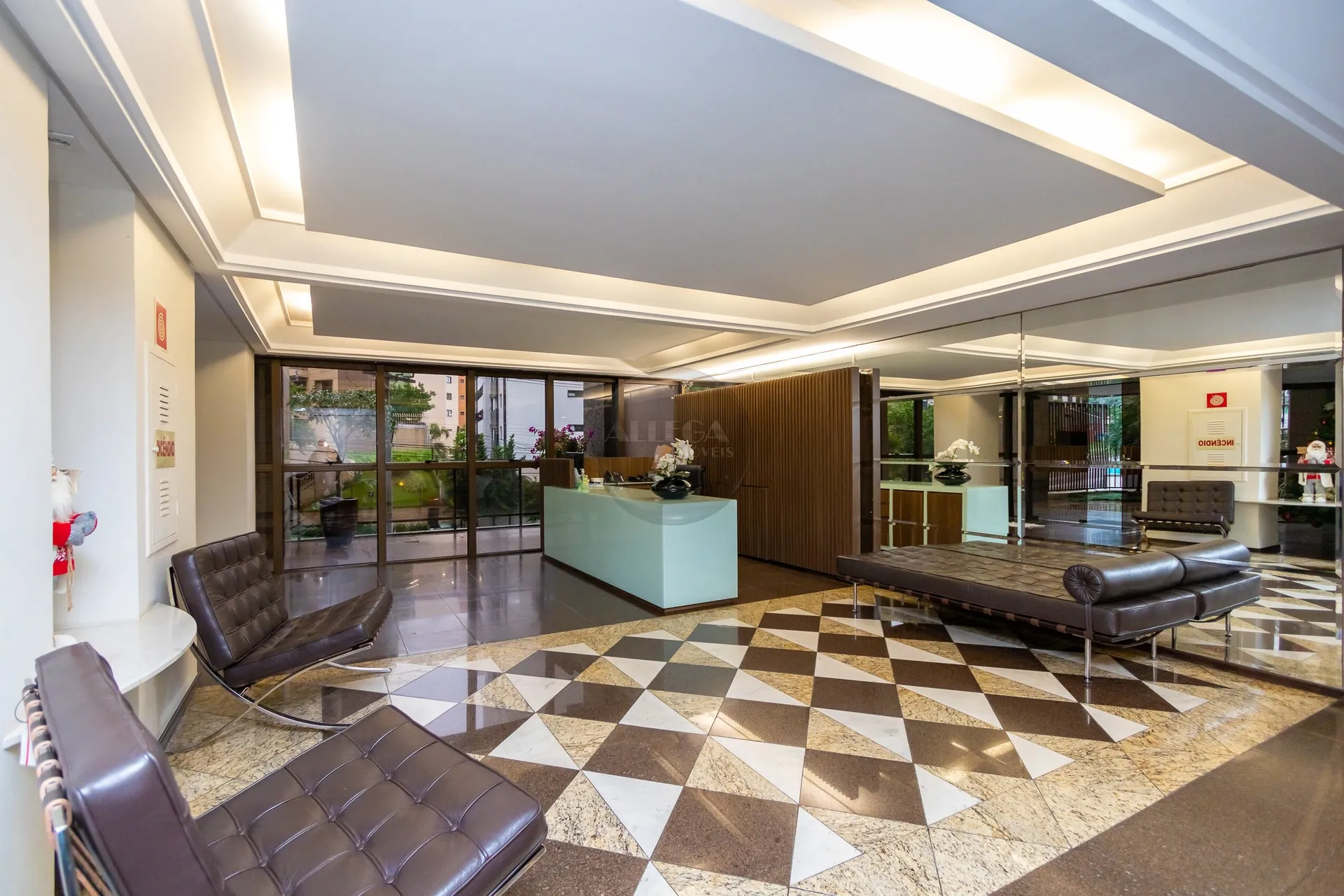 Apartamento com 4 quartos e piso de madeira na sala — photo 50