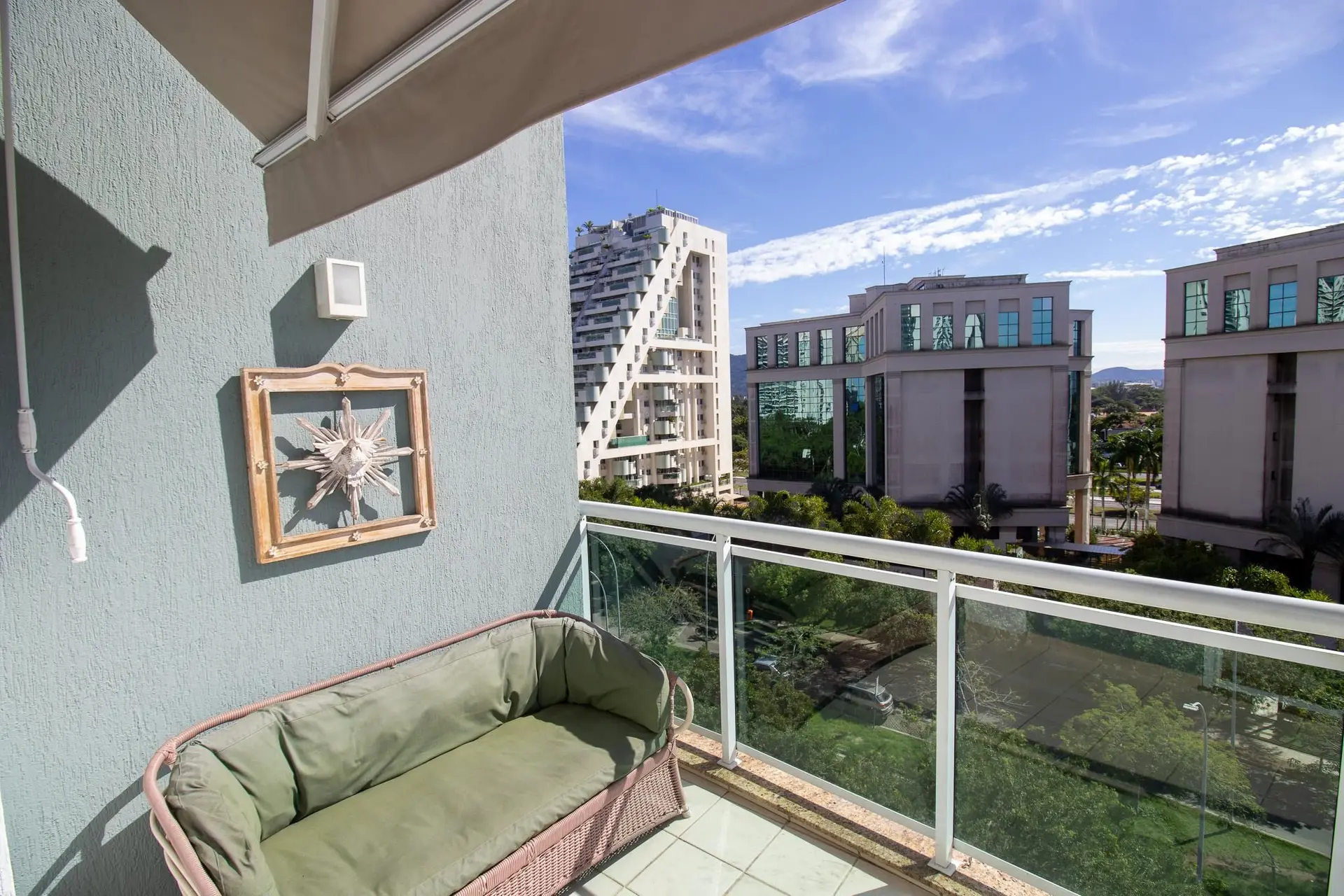 3-bedroom apartment with a glass-enclosed balcony — photo 8