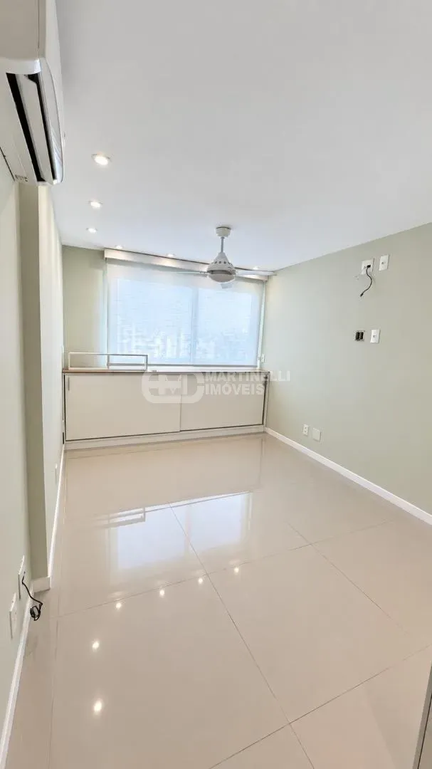 Balcony with a grill in a 3-bedroom apartment, 264 m² — photo 22
