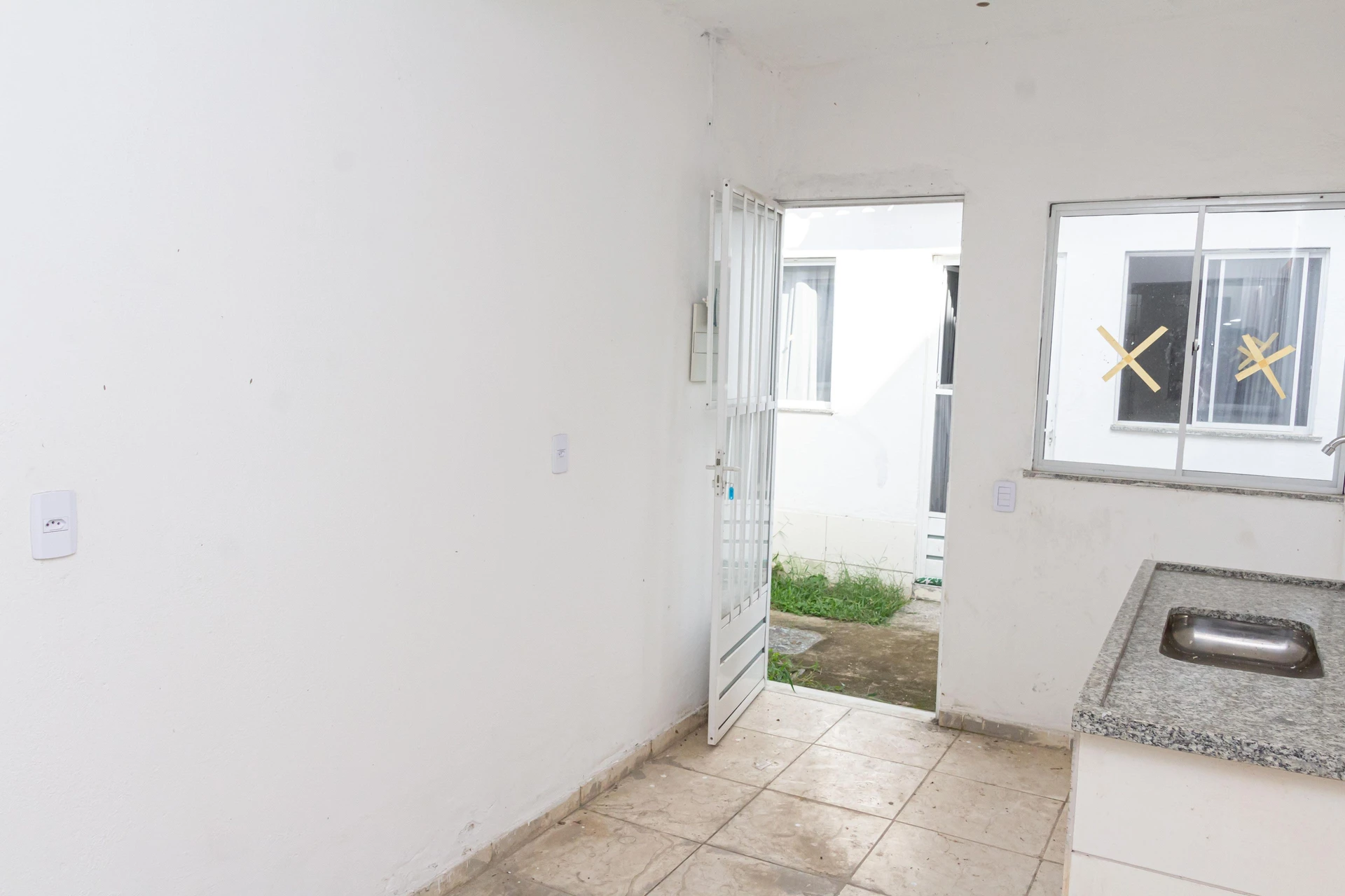 Studio unit with 1 bedroom, ensuite bathroom, private garden — photo 2