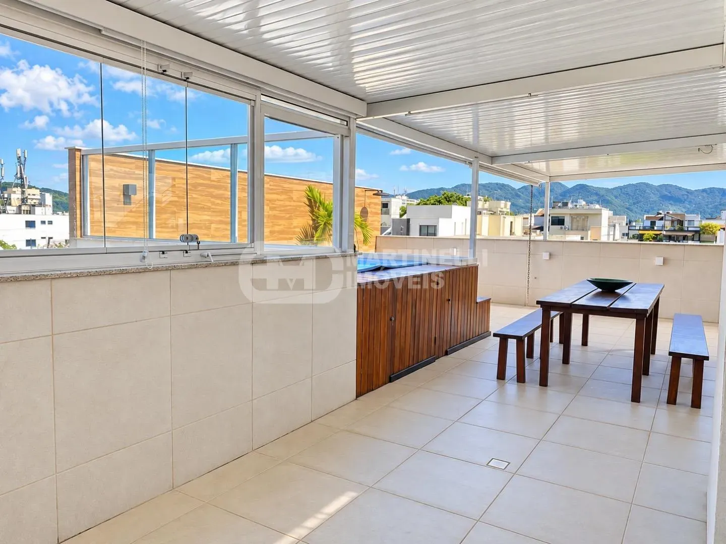 Balcony with a grill in a 3-bedroom apartment, 264 m² — photo 11