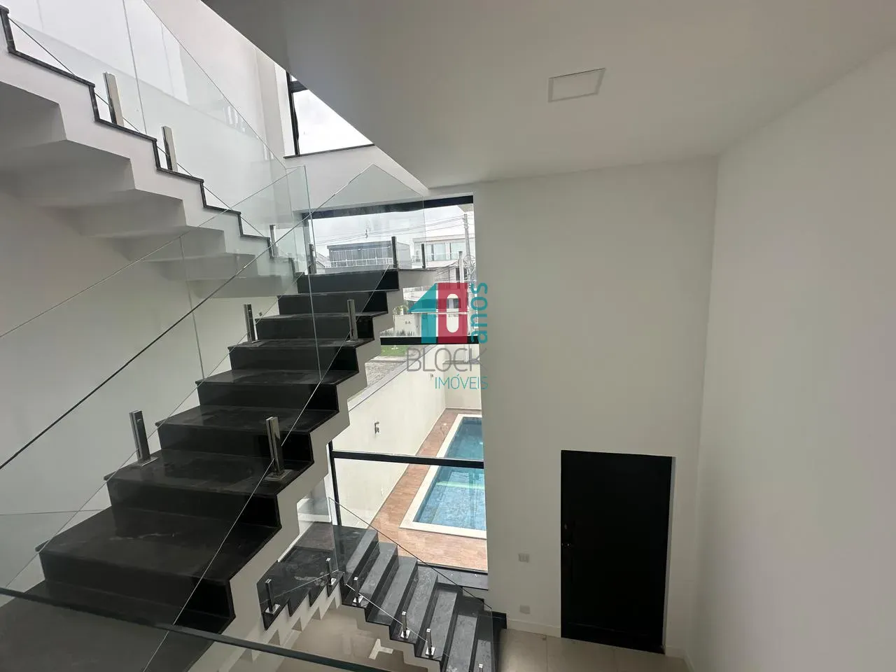 Condominium house with 5 en-suites and open-plan kitchen — photo 4