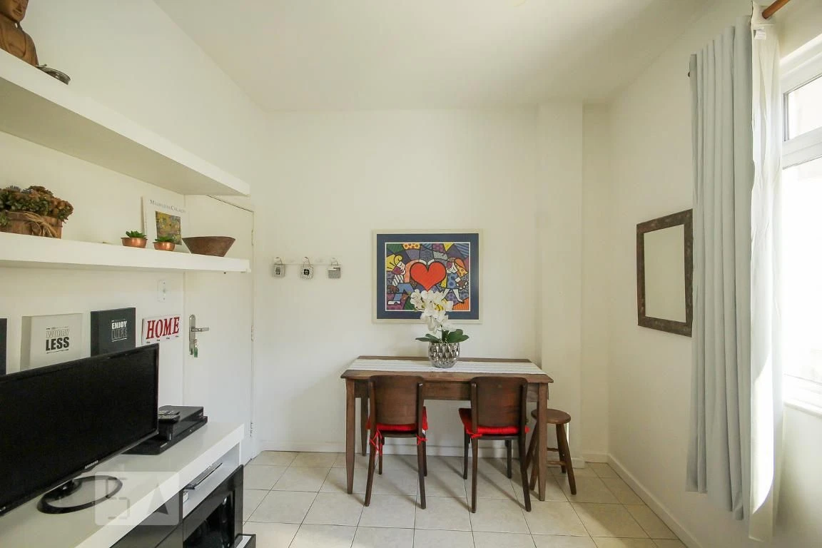 Furnished 2-bedroom apartment with laundry area — photo 11