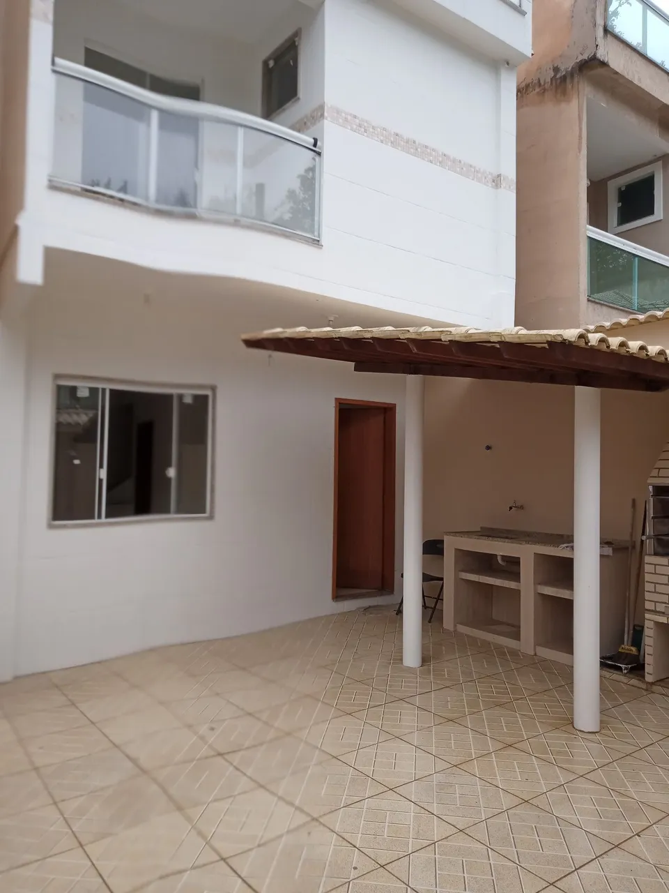 Balcony with a grill in a 3-bedroom house, 135 m² — photo 5