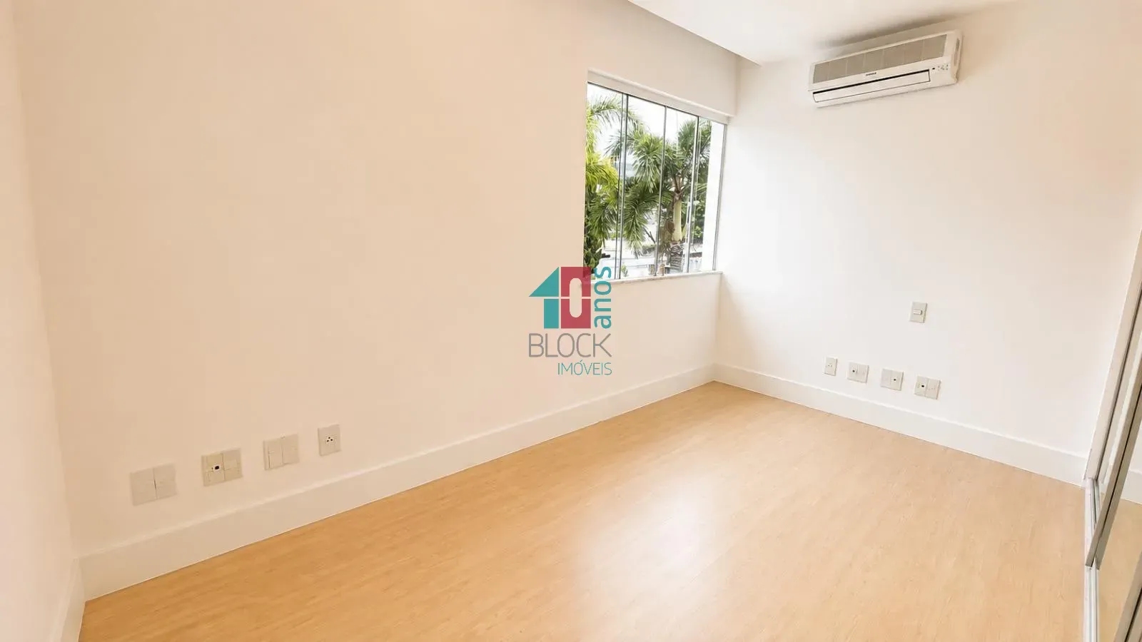 Casa triplex com 4 quartos e 3 suítes e cozinha fechada — photo 33