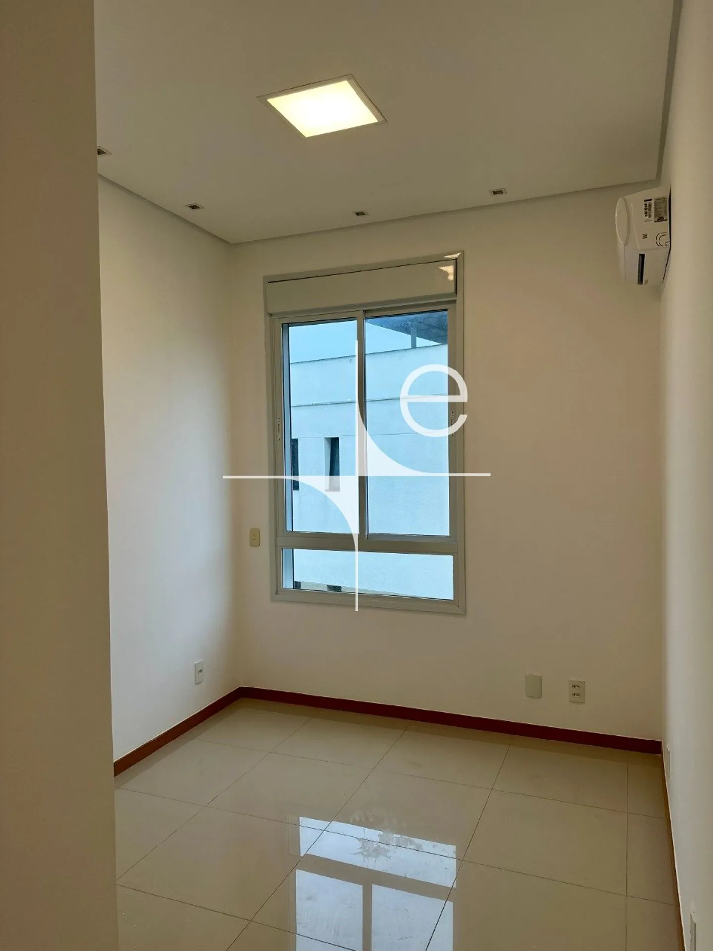 Walk-in closet in a 2-bedroom apartment, 98 m² — photo 31