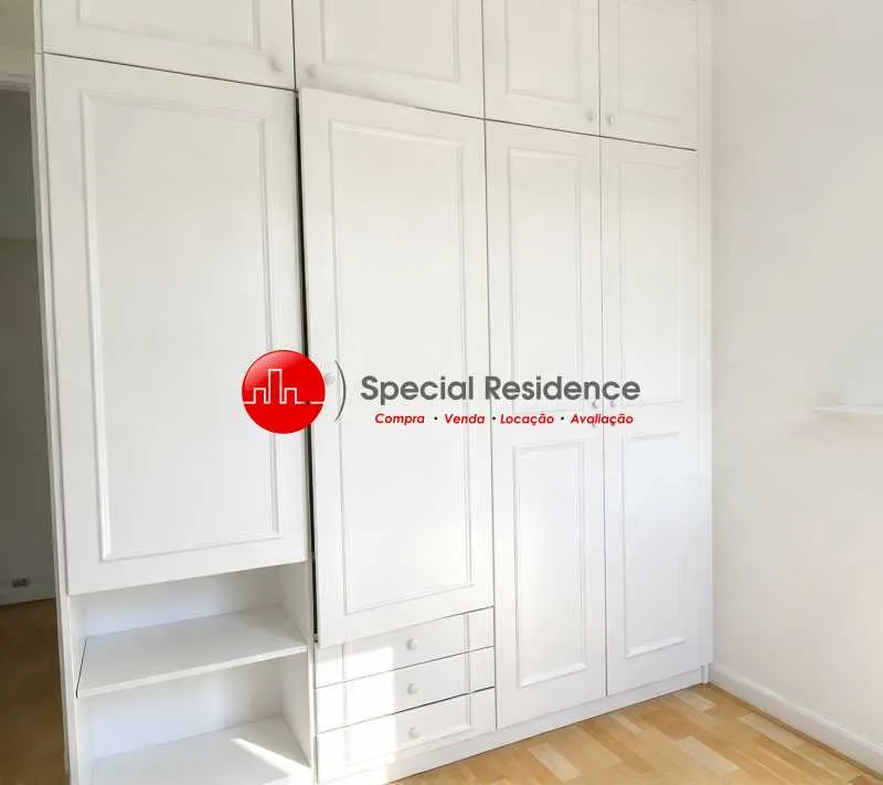 Wood or laminate floors in a 3-bedroom apartment, 120 m² — photo 3