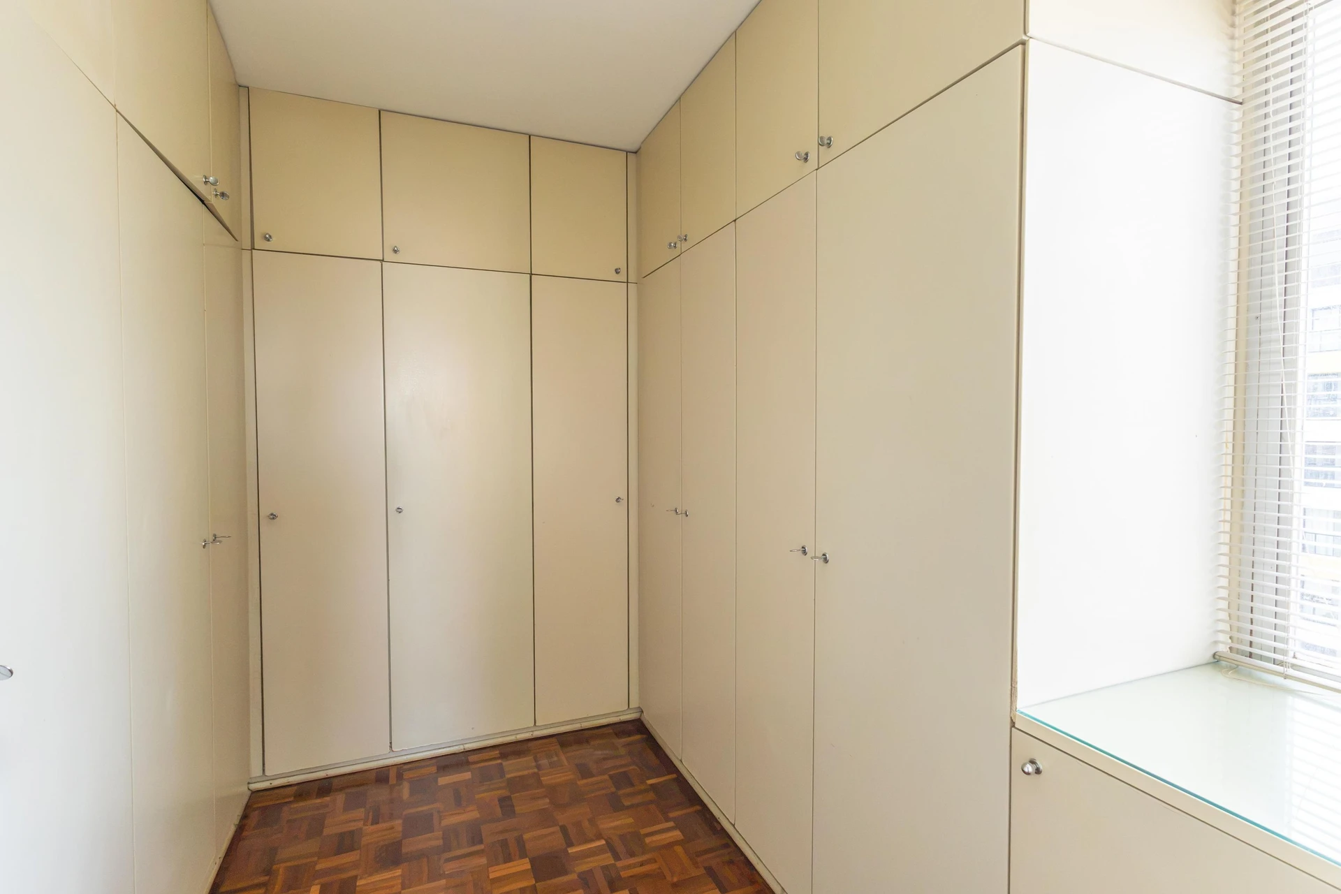 Furnished apartment, 283 m², with a glass-enclosed balcony — photo 6