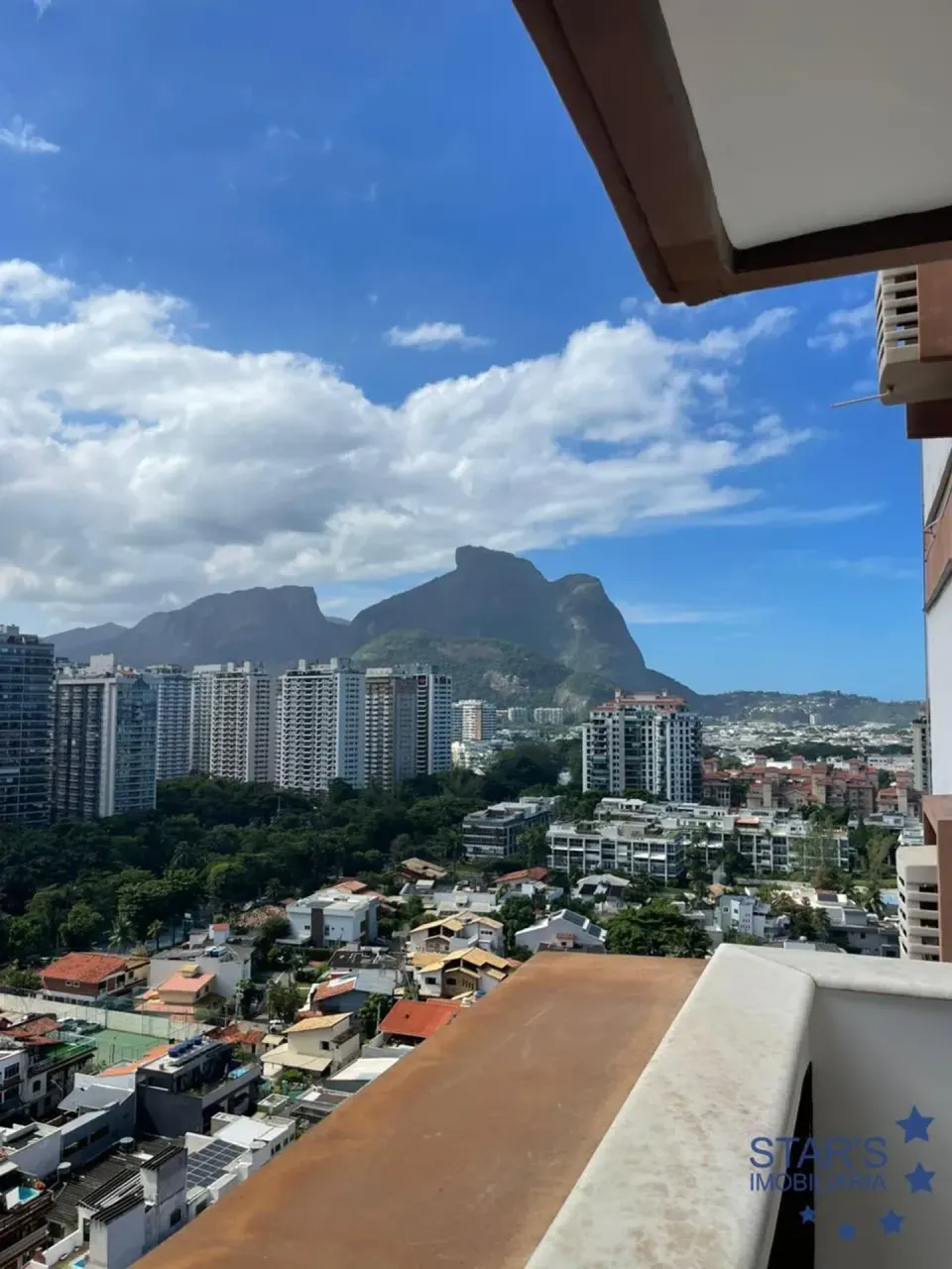 1-bedroom apartment with balcony and city-view outlook — photo 4