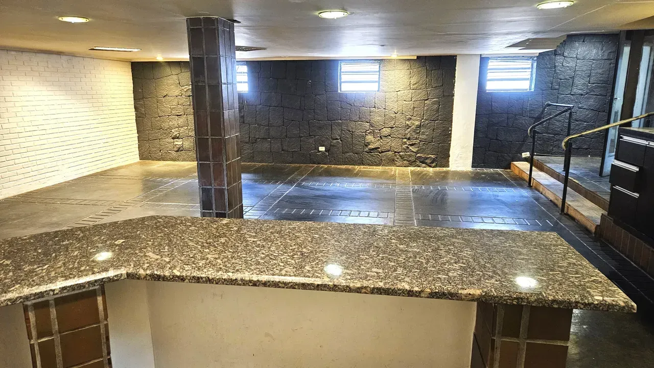 Glass-enclosed balcony in a 5-bedroom house, 357 m² — photo 18