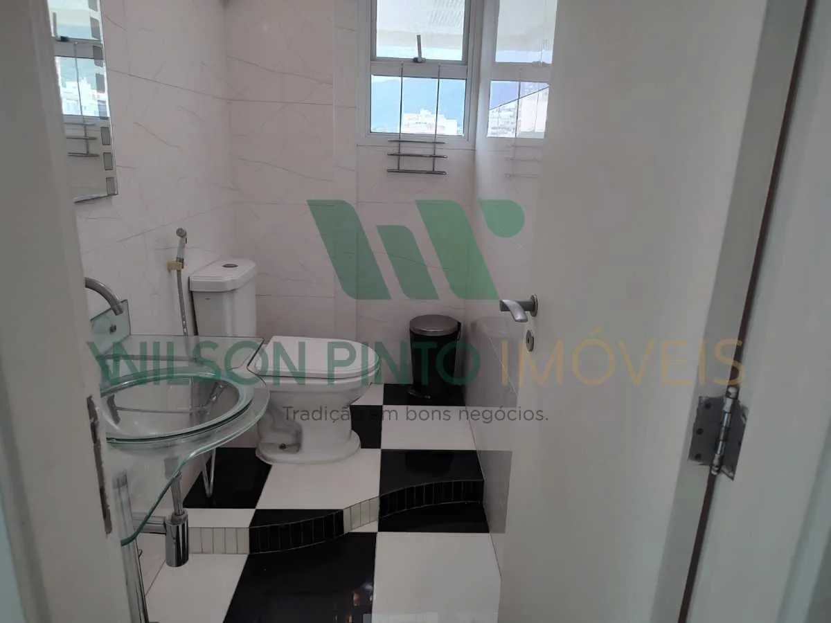 Balcony with a grill in a 2-bedroom apartment, 172 m² — photo 2