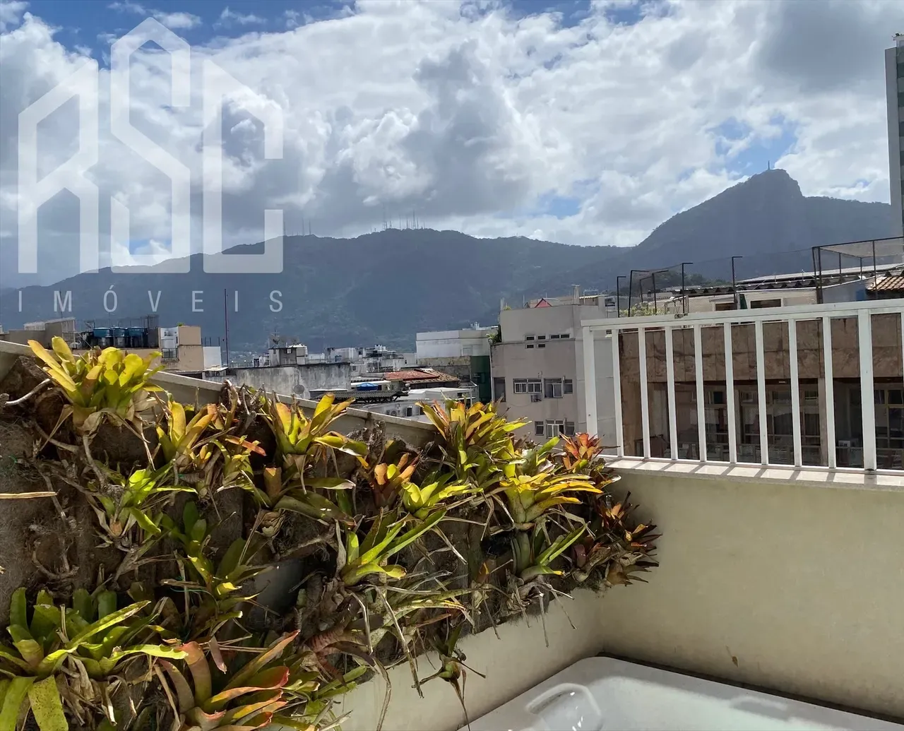 145 m² duplex penthouse with 2 bedrooms and 3 baths