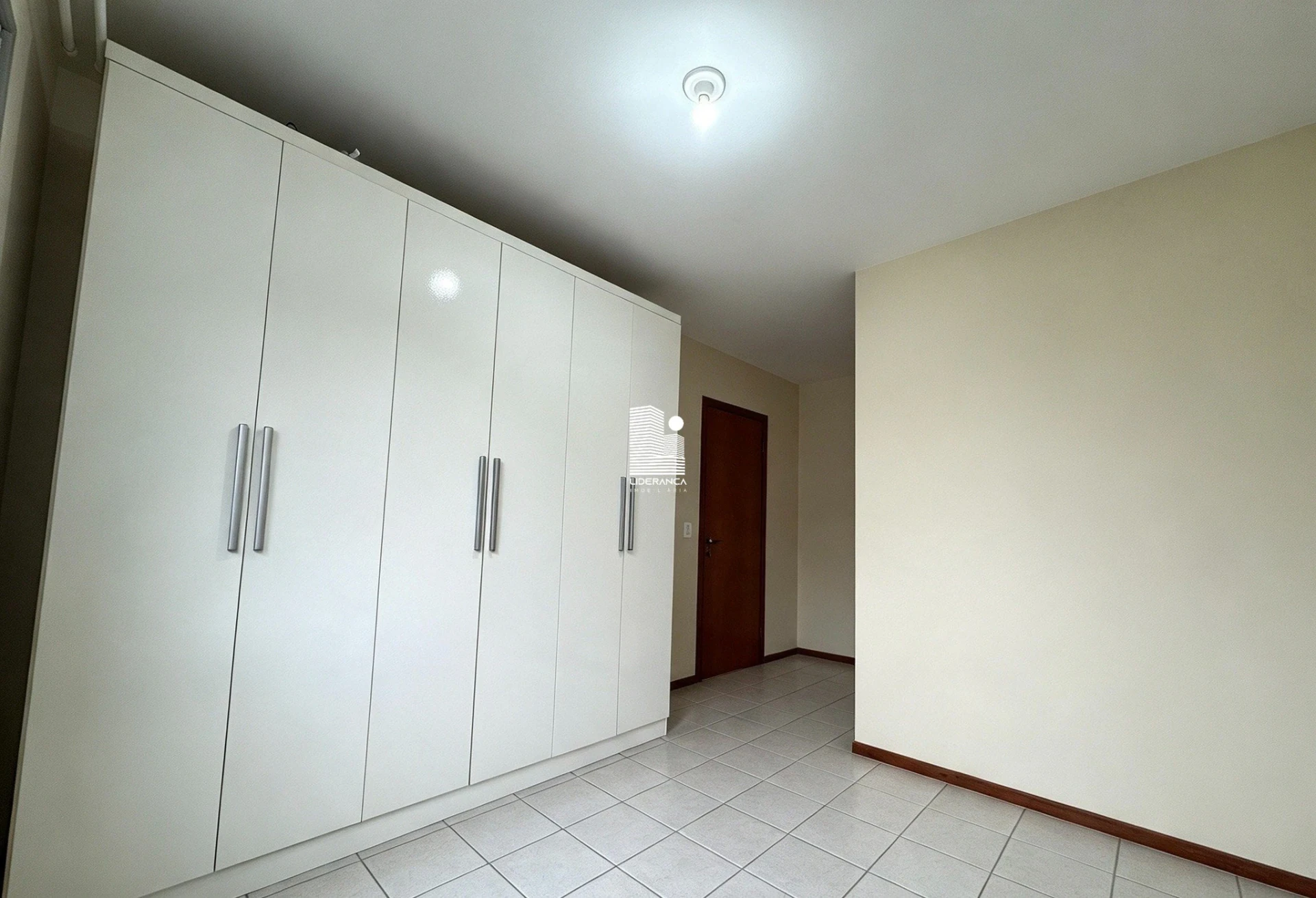 2-bedroom apartment with a mountain view in Florianópolis — photo 11