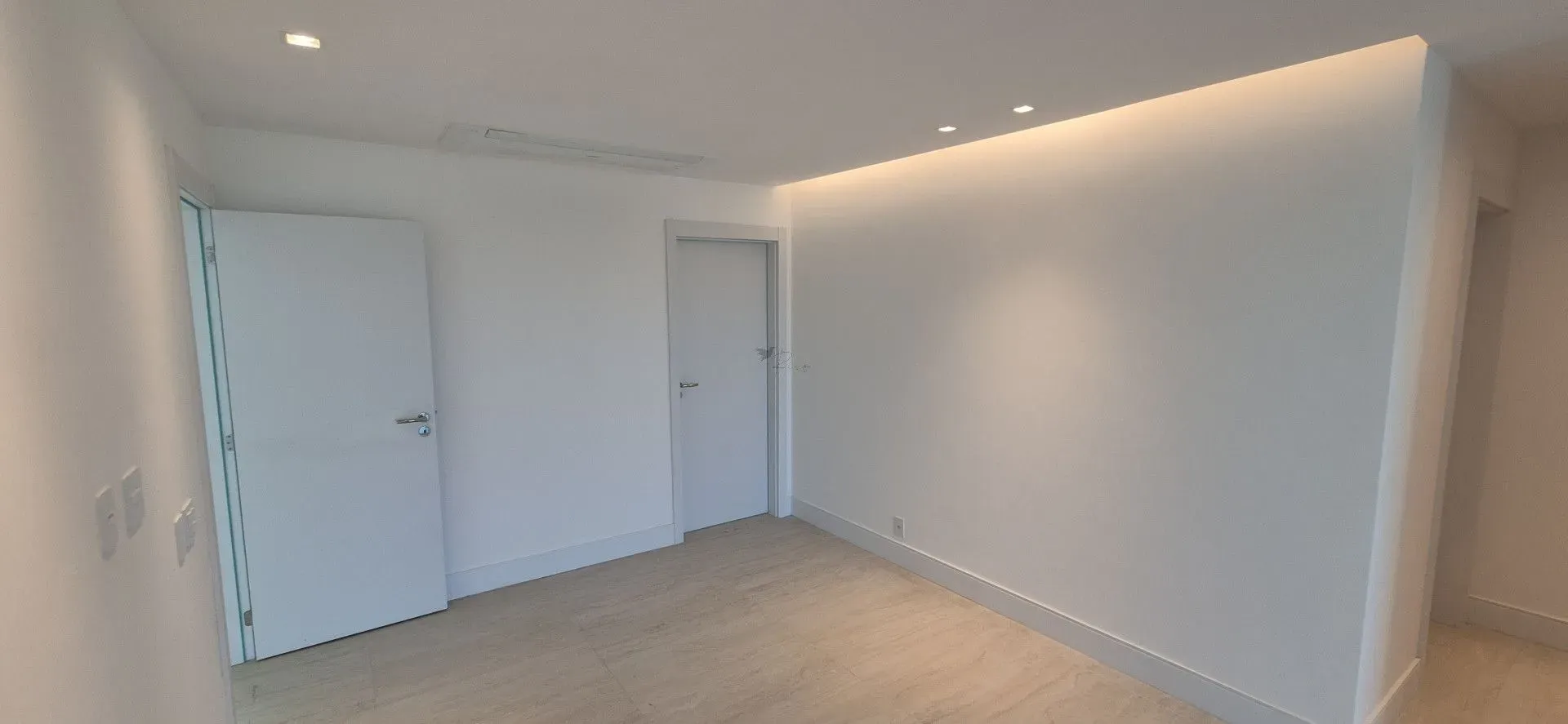 Unfurnished 4-bedroom apartment with closed kitchen — photo 17