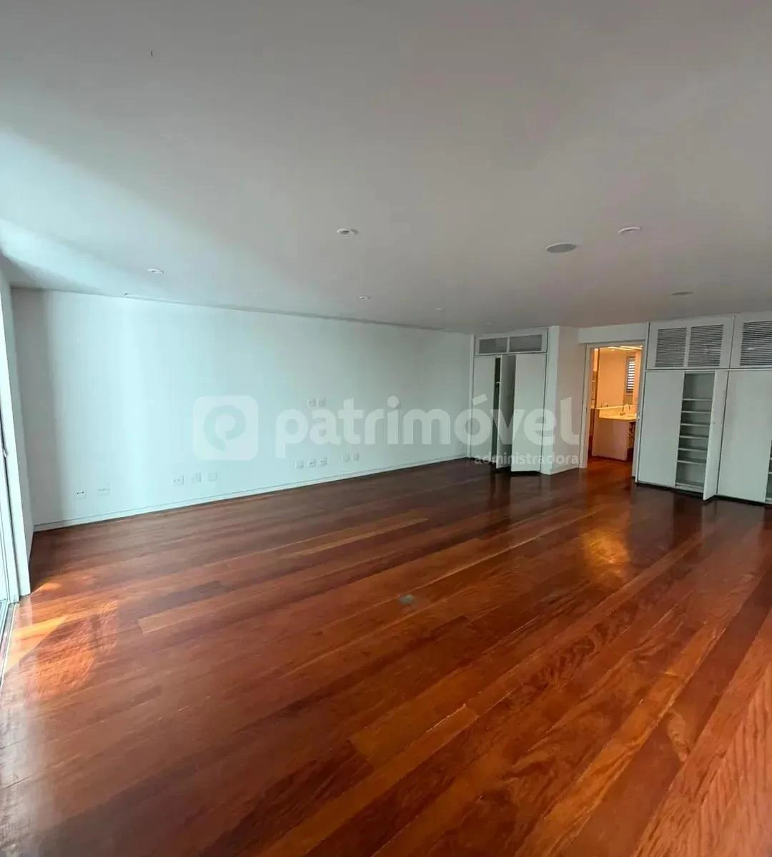 4-bedroom house with floor-to-ceiling windows — photo 47