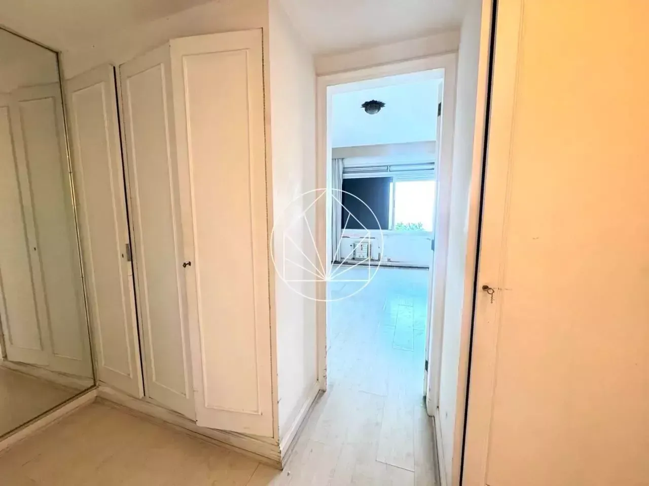 Apartamento de 3 quartos com cozinha fechada e 210 m² — photo 19