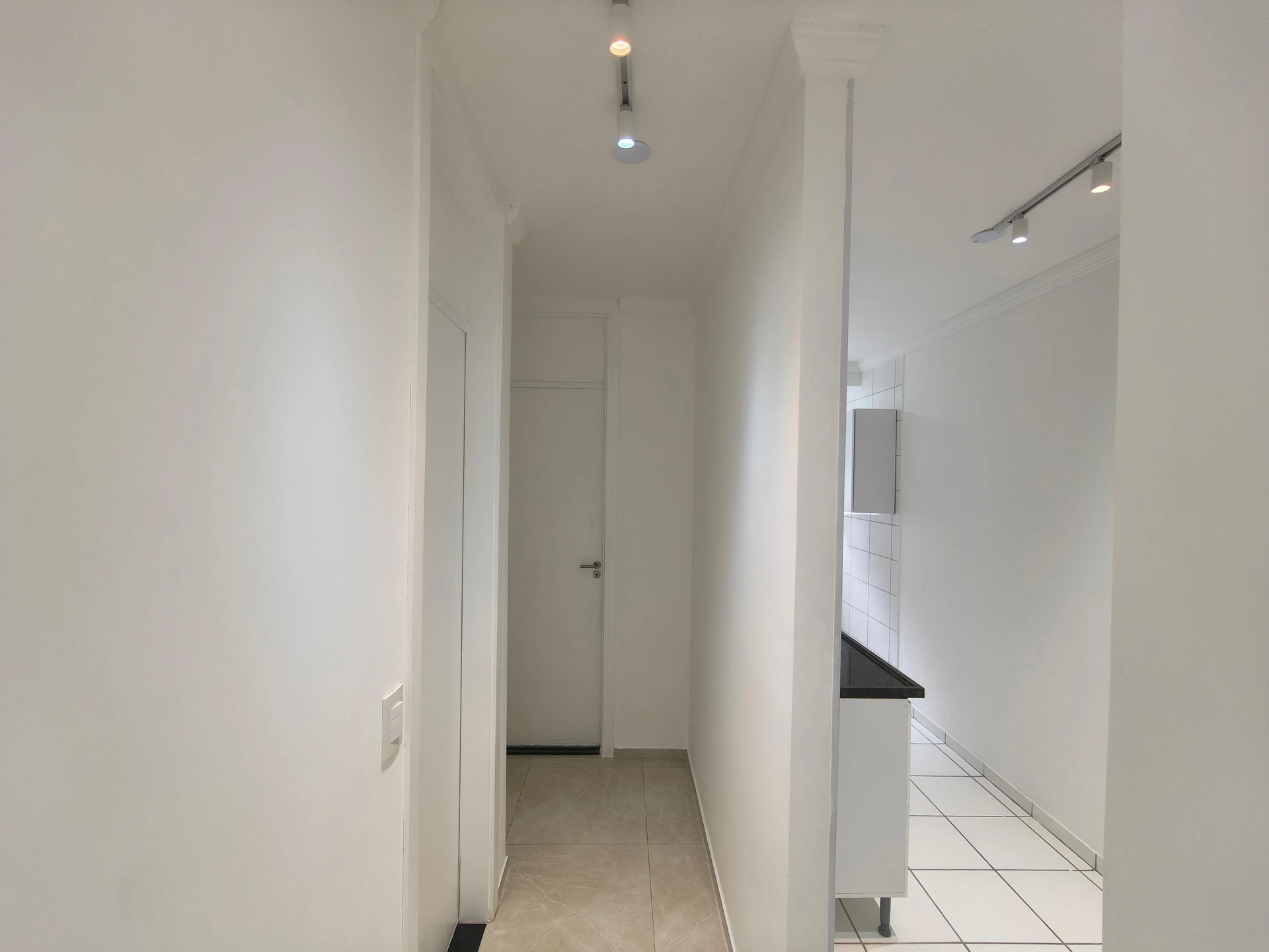 Невимебльована квартира з 2 спальнями і балконом — photo 26