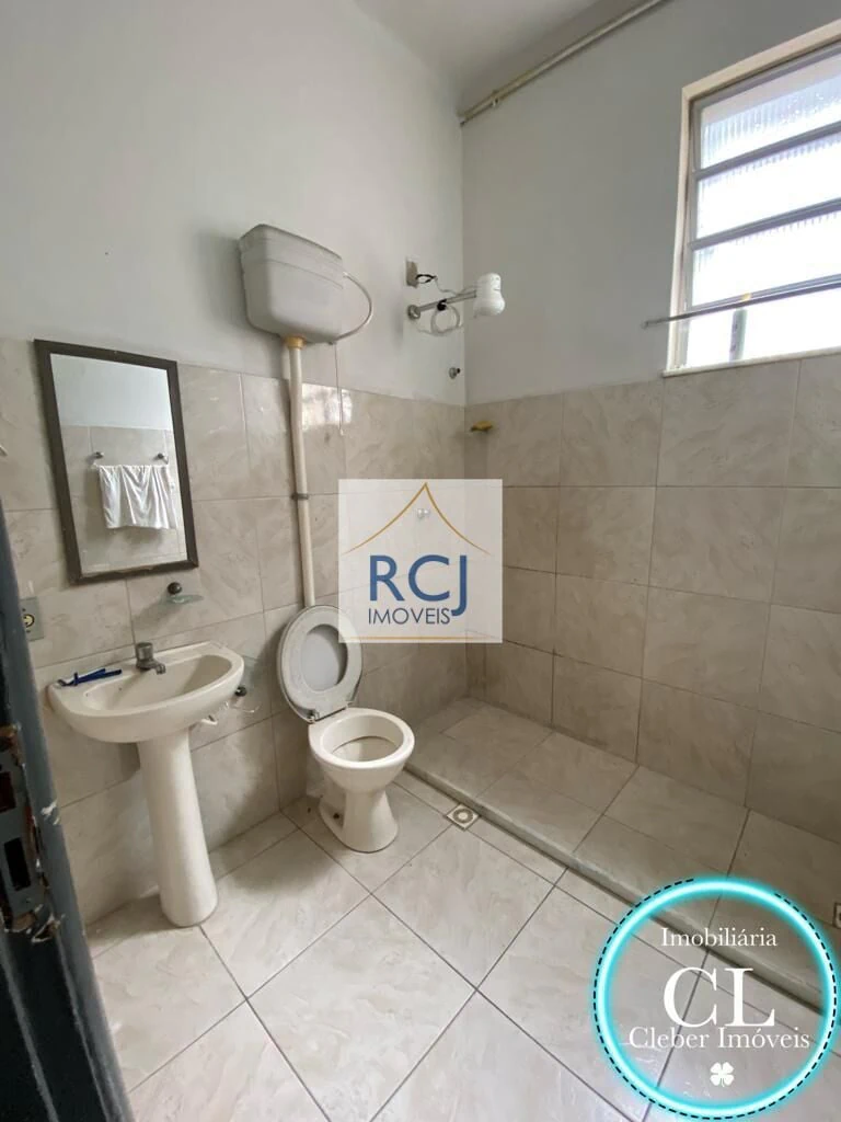2-bedroom house with 1 bathroom and no parking spot — photo 5
