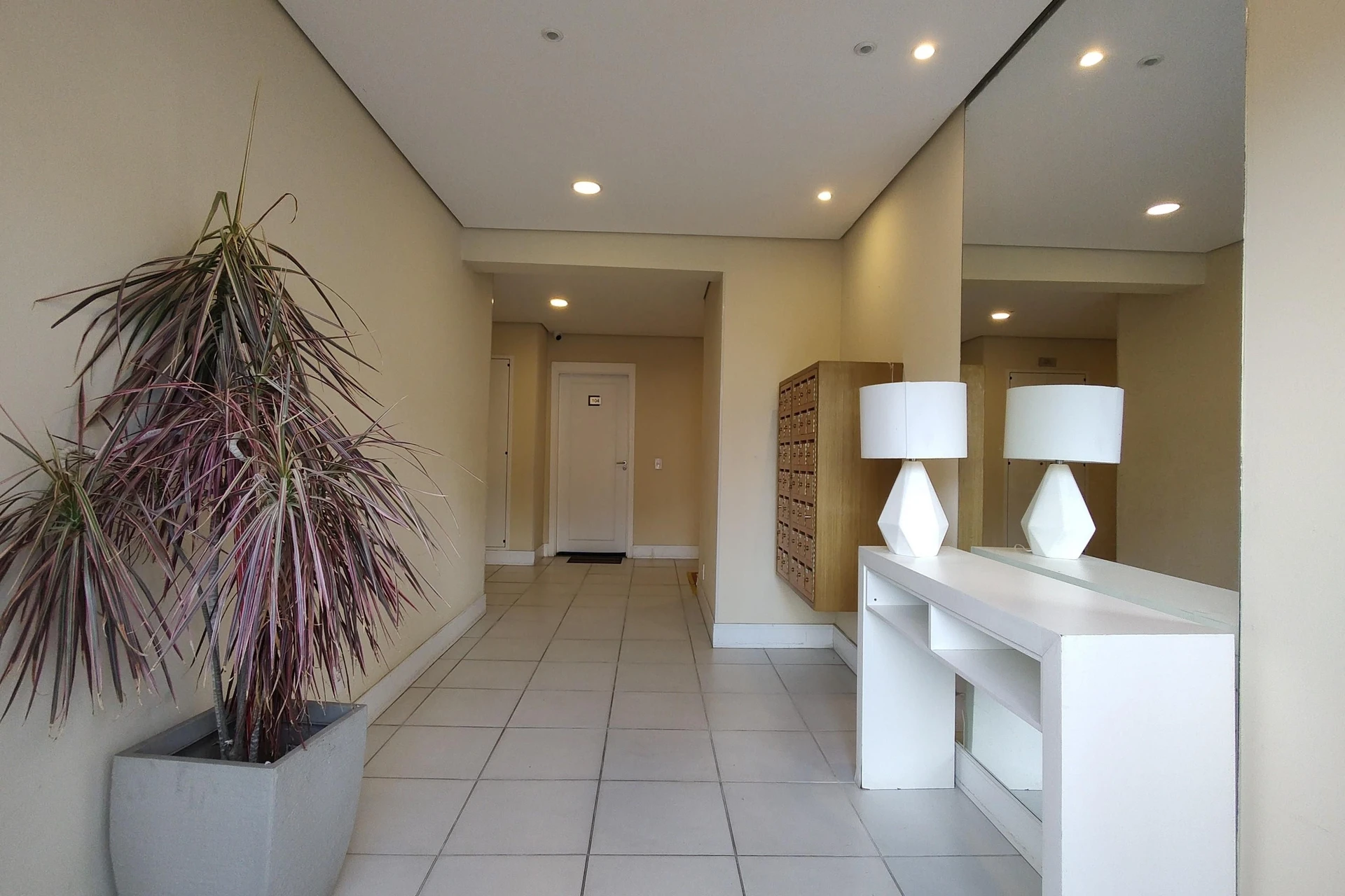 2-bedroom apartment with a glass-enclosed balcony — photo 7