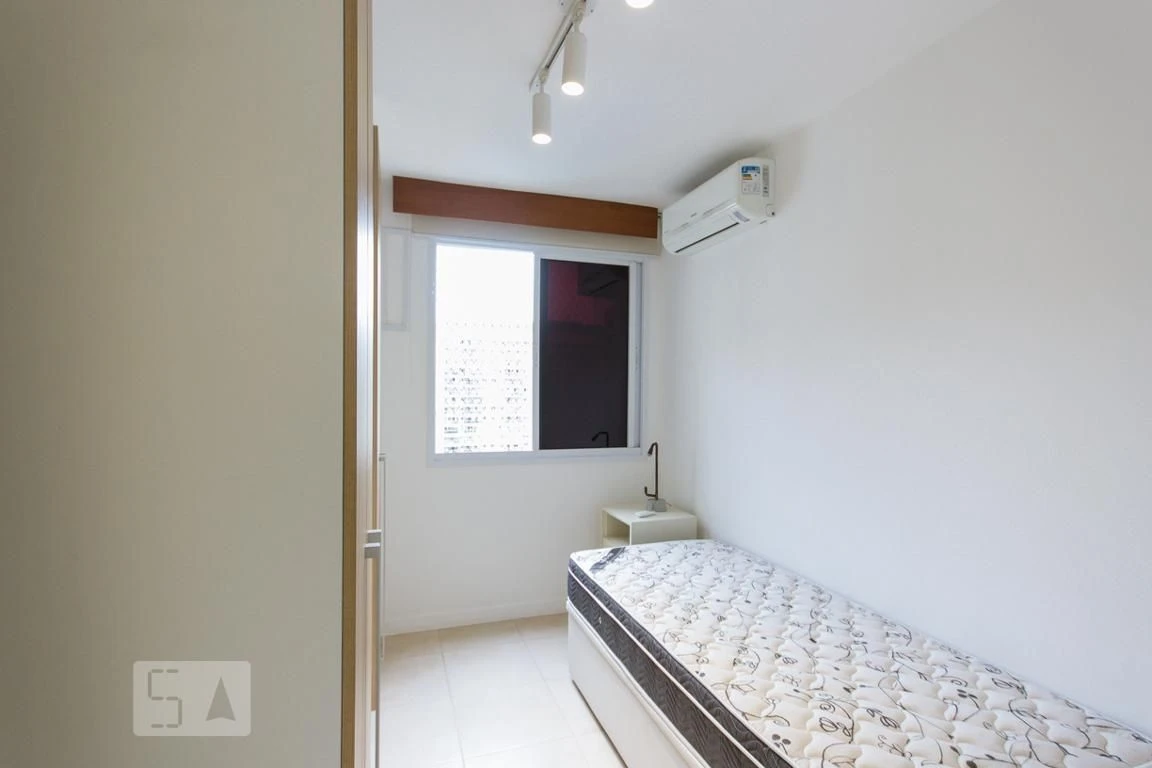 60 m² apartment with a walk-in closet and a home office — photo 4