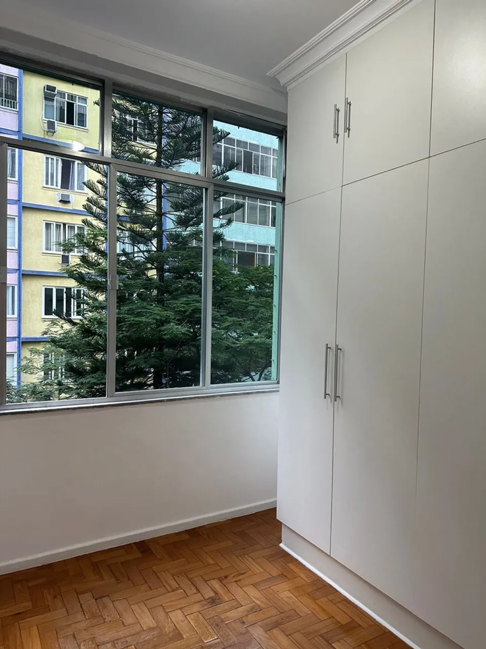 2-bedroom apartment with wood or laminate floors — photo 4
