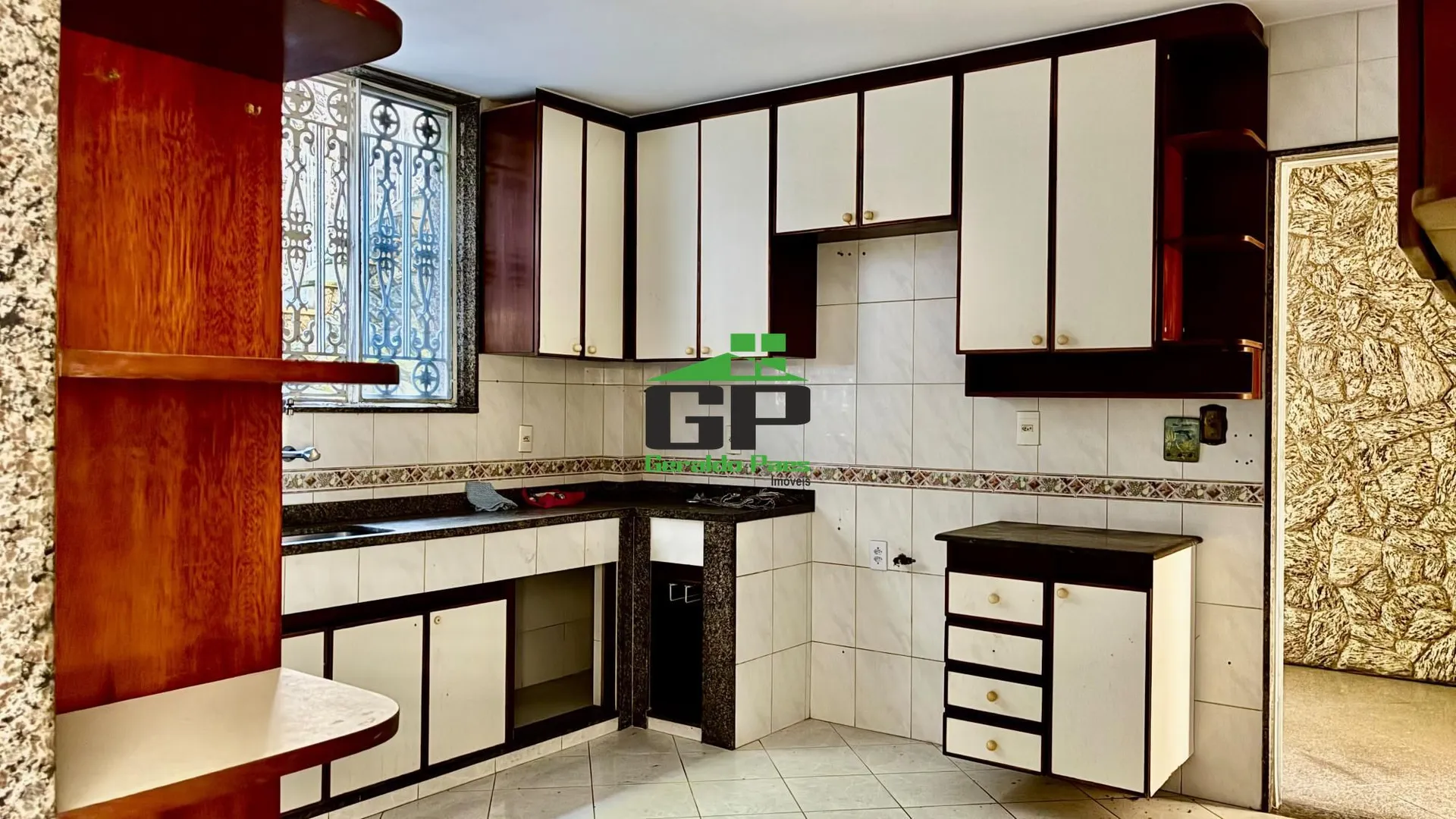 House with 4 bedrooms and 4 bathrooms, separate kitchen — photo 35