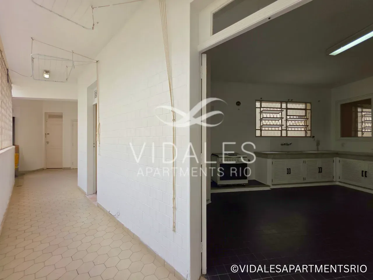 Unfurnished 4-bedroom apartment with a glassed-in balcony — photo 17