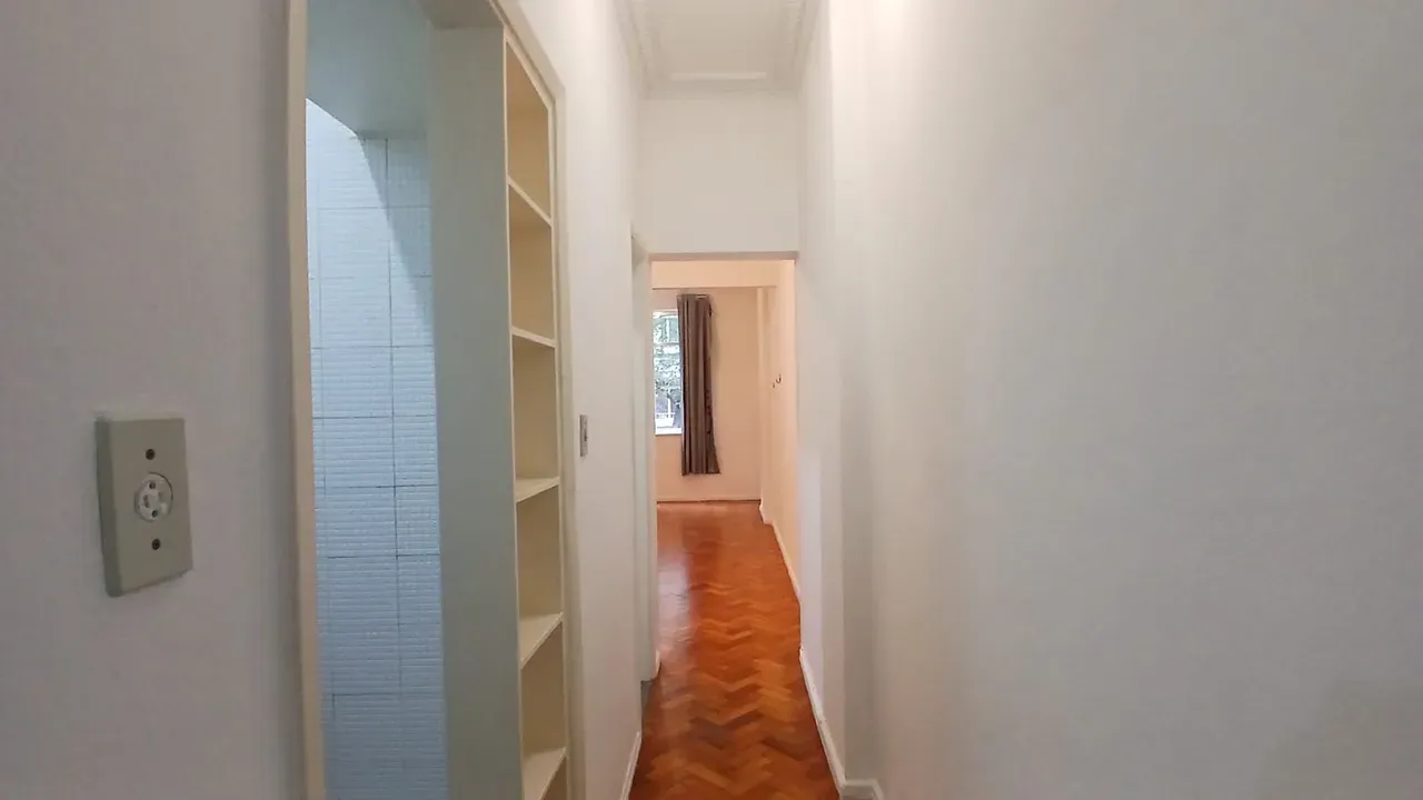 Studio on the 1st floor with wood or laminate floors — photo 10